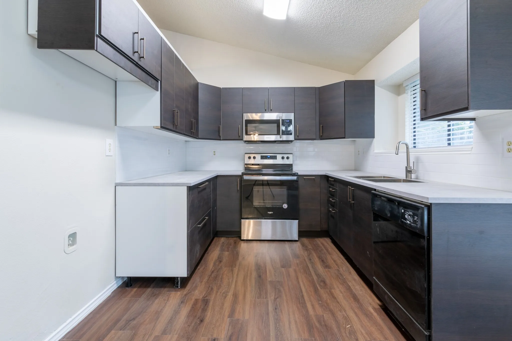 Single Family Residence For Rent in Tarrant County , 2239 Turf Club Drive, Arlington, Texas 76017, 3 Bedroom, 3 Bathroom, 2 Garage spaces, 1,635 Sqft, built in 1986, mls#21281196, Real Estate Agent in Arlington, Homes For Rent in Tarrant county, Homes For Rent in Arlington, Realtor in Arlington Texas, Real Estate Brokerage Independent Realty Texas, Luminita Cordes Realtor