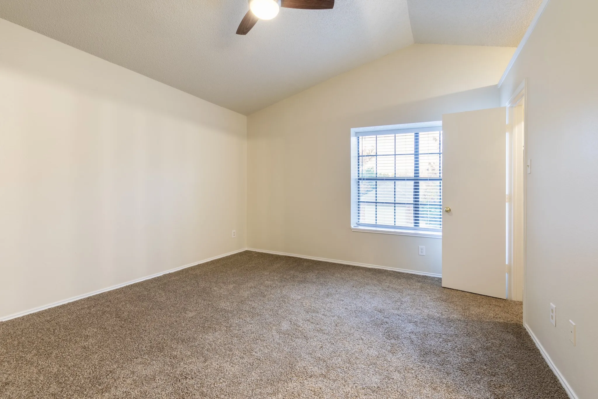 Single Family Residence For Rent in Tarrant County , 2239 Turf Club Drive, Arlington, Texas 76017, 3 Bedroom, 3 Bathroom, 2 Garage spaces, 1,635 Sqft, built in 1986, mls#21281196, Real Estate Agent in Arlington, Homes For Rent in Tarrant county, Homes For Rent in Arlington, Realtor in Arlington Texas, Real Estate Brokerage Independent Realty Texas, Luminita Cordes Realtor