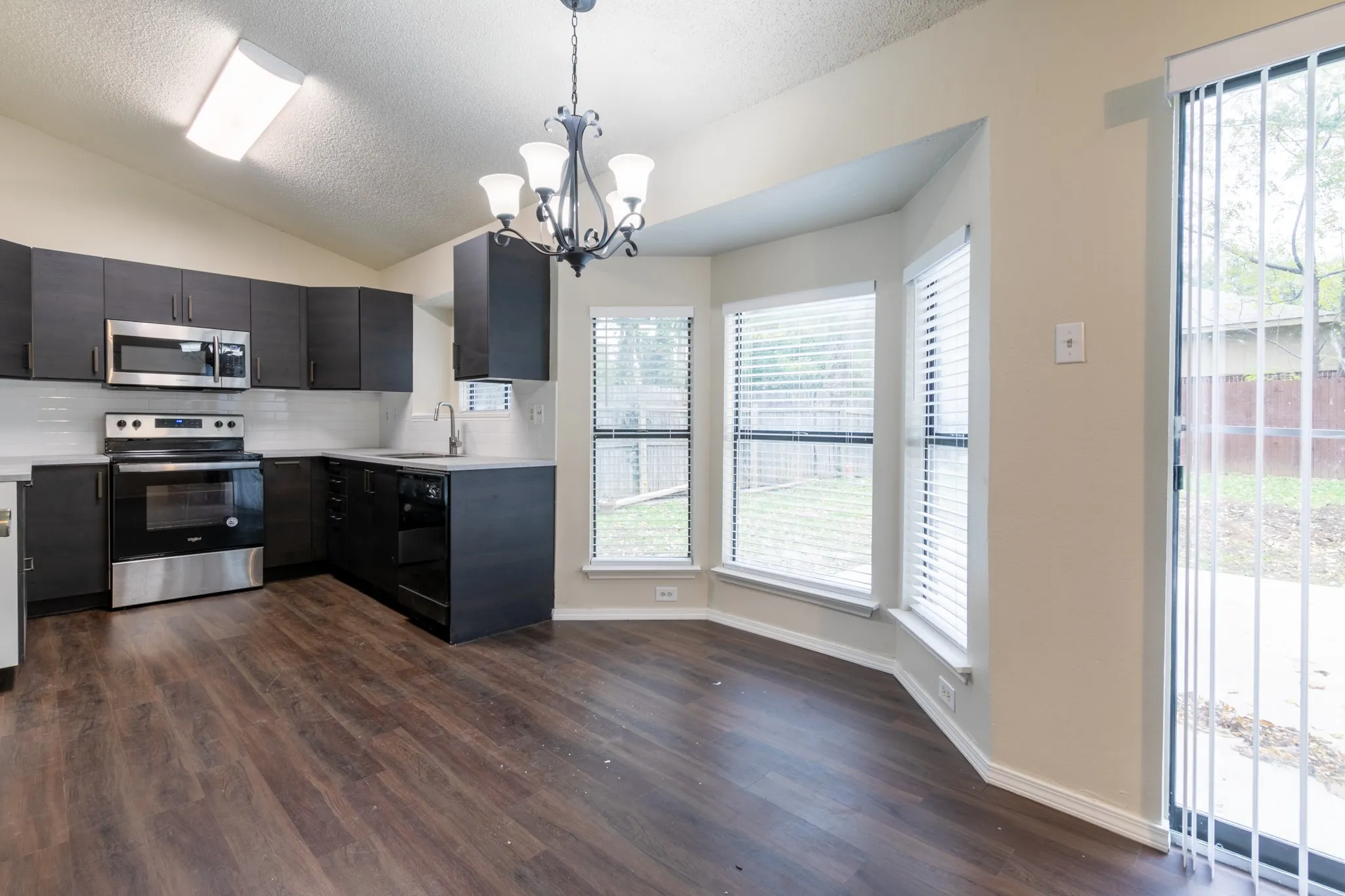Single Family Residence For Rent in Tarrant County , 2239 Turf Club Drive, Arlington, Texas 76017, 3 Bedroom, 3 Bathroom, 2 Garage spaces, 1,635 Sqft, built in 1986, mls#21281196, Real Estate Agent in Arlington, Homes For Rent in Tarrant county, Homes For Rent in Arlington, Realtor in Arlington Texas, Real Estate Brokerage Independent Realty Texas, Luminita Cordes Realtor