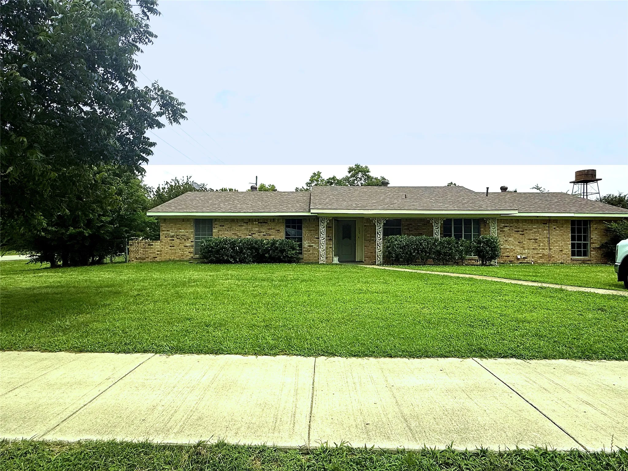 Single Family Residence For Sale in Van Zandt County , 206 N Main Street, Edgewood, Texas 75117, 3 Bedrooms, 2 Bathrooms, 3 Garage spaces, 1,636 Sqft, built in 1970, Price $269,000, mls#21266463, Real Estate Agent in Edgewood, Homes For Sale in Van Zandt county, Homes For Sale in Edgewood, Realtor in Edgewood Texas, Real Estate Brokerage Independent Realty Texas, Luminita Cordes Realtor