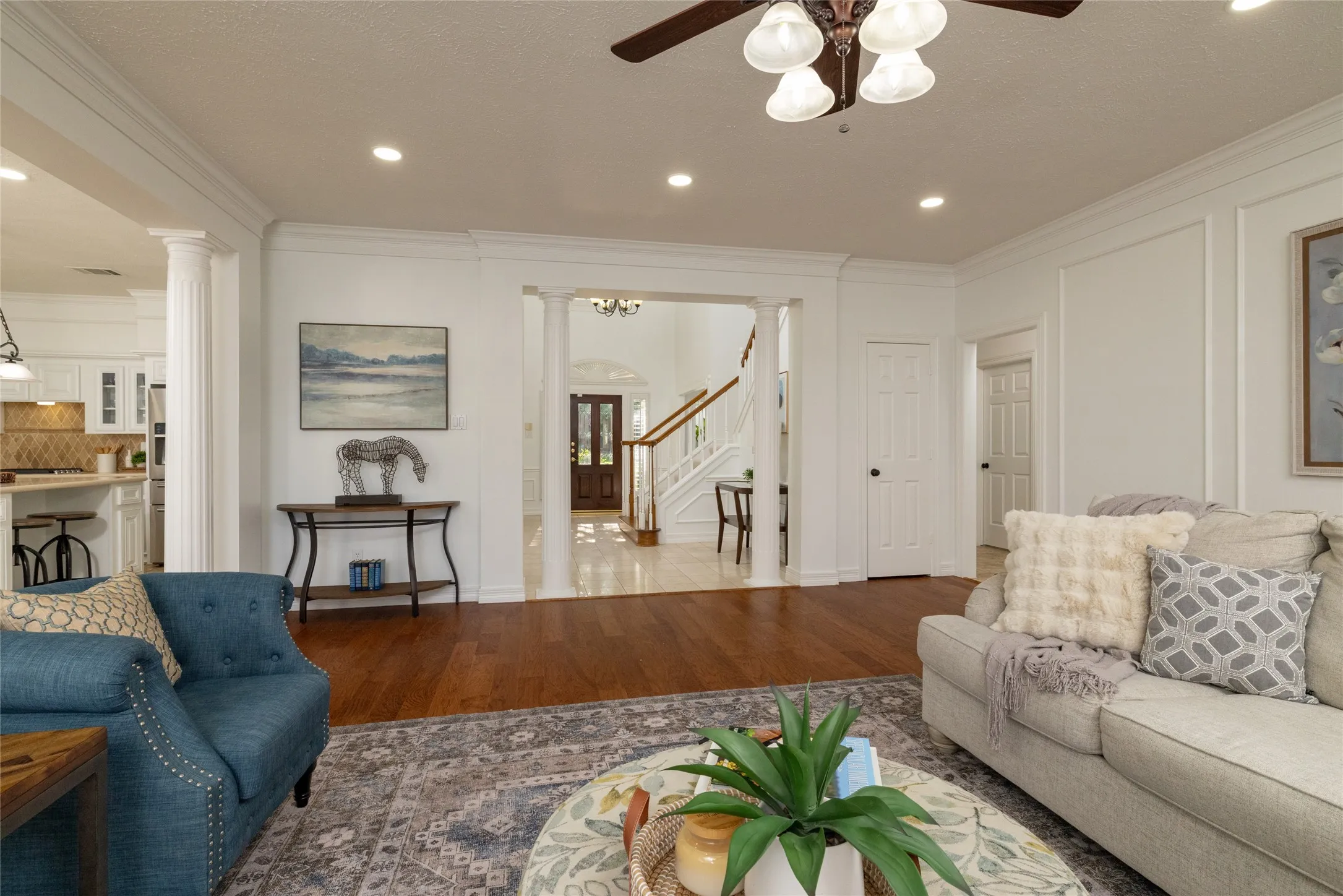 The living room accomodates even the largest of furnishings.