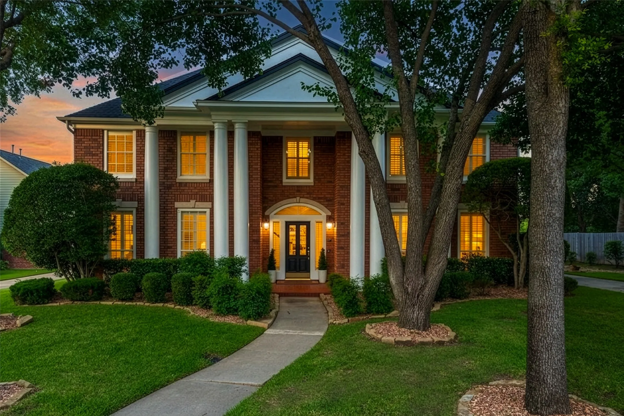 Single Family Residence For Sale in Tarrant County , 585 Oak Hill Drive, Southlake, Texas 76092, 5 Bedroom, 4 Bathroom, 3 Garage spaces, 4,497 Sqft, built in 1992, mls#21278425, Real Estate Agent in Southlake, Homes For Sale in Tarrant county, Homes For Sale in Southlake, Realtor in Southlake Texas, Real Estate Brokerage Independent Realty Texas, Luminita Cordes Realtor