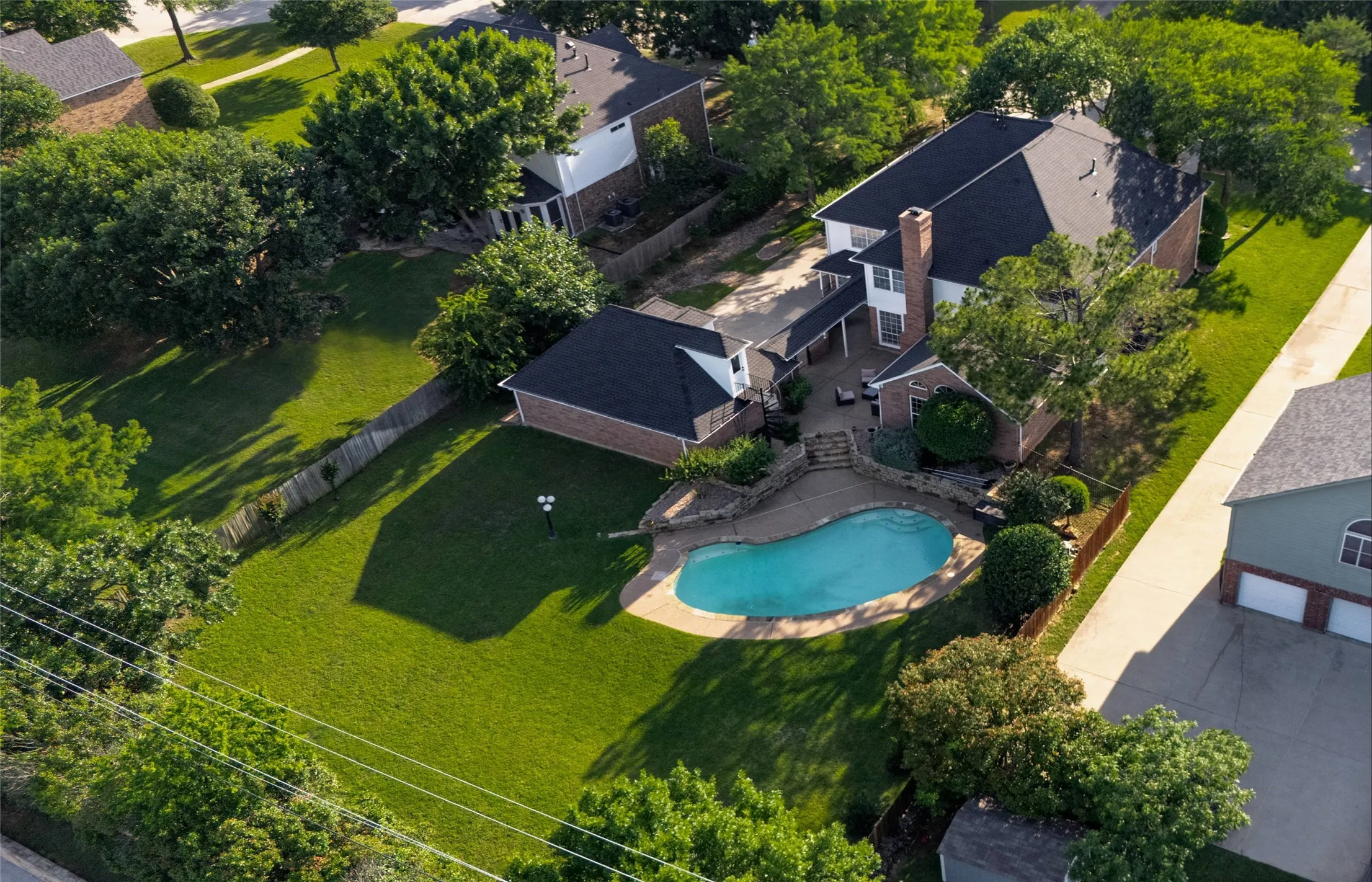 Look at that HUGE backyard