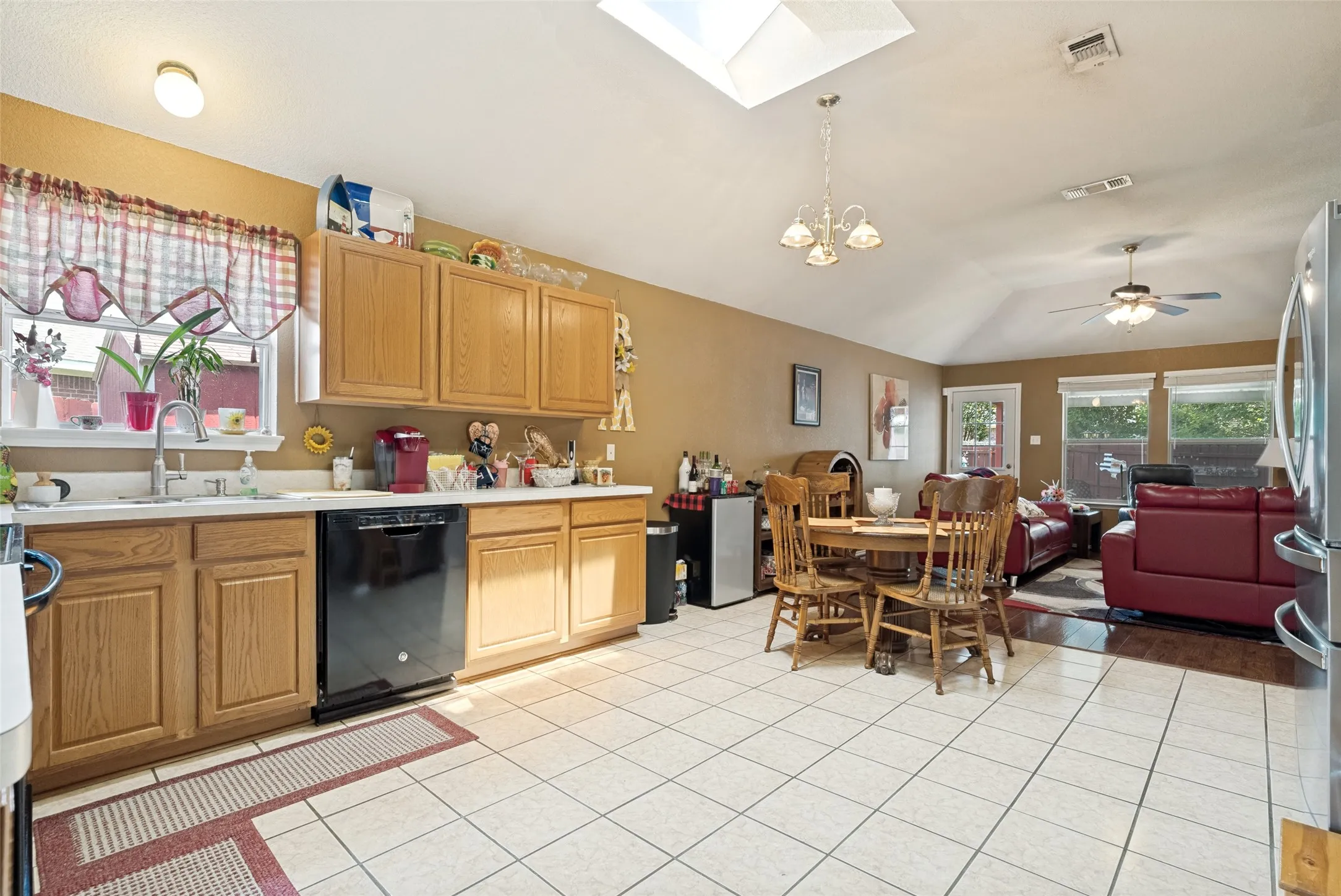 Single Family Residence For Sale in Johnson County , 1005 Darren Drive, Burleson, Texas 76028, 4 Bedroom, 2 Bathroom, 2 Garage spaces, 1,909 Sqft, built in 1999, mls#21281296, Real Estate Agent in Burleson, Homes For Sale in Johnson county, Homes For Sale in Burleson, Realtor in Burleson Texas, Real Estate Brokerage Independent Realty Texas, Luminita Cordes Realtor