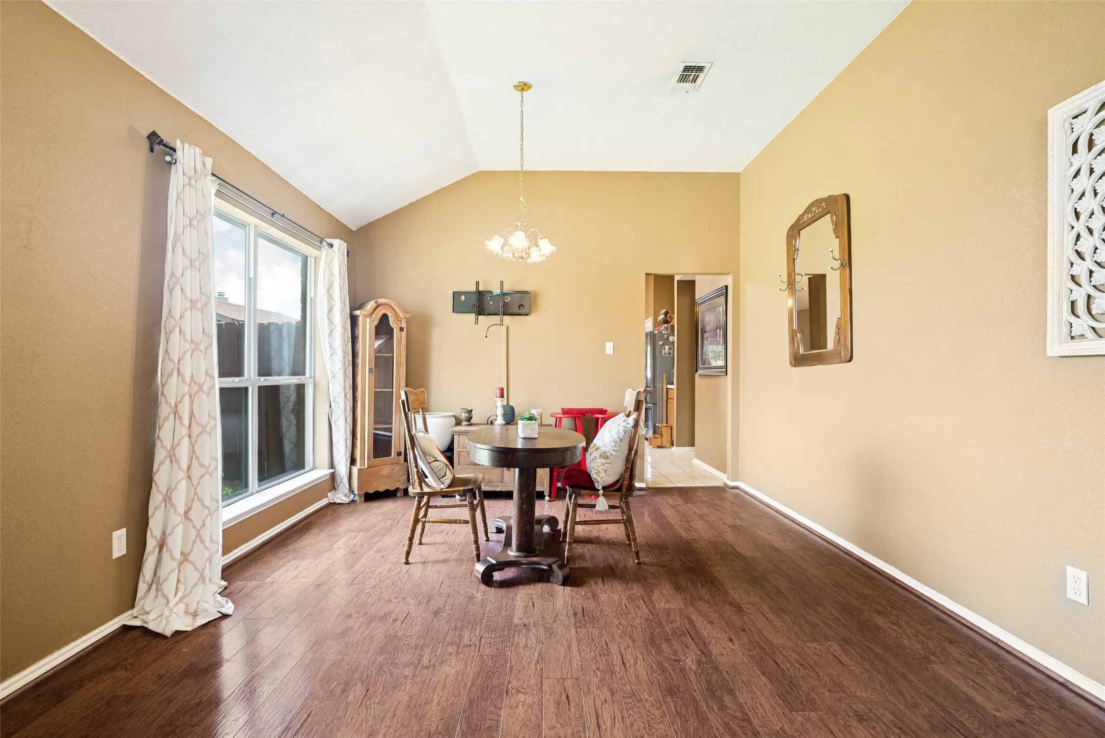 Single Family Residence For Sale in Johnson County , 1005 Darren Drive, Burleson, Texas 76028, 4 Bedroom, 2 Bathroom, 2 Garage spaces, 1,909 Sqft, built in 1999, mls#21281296, Real Estate Agent in Burleson, Homes For Sale in Johnson county, Homes For Sale in Burleson, Realtor in Burleson Texas, Real Estate Brokerage Independent Realty Texas, Luminita Cordes Realtor
