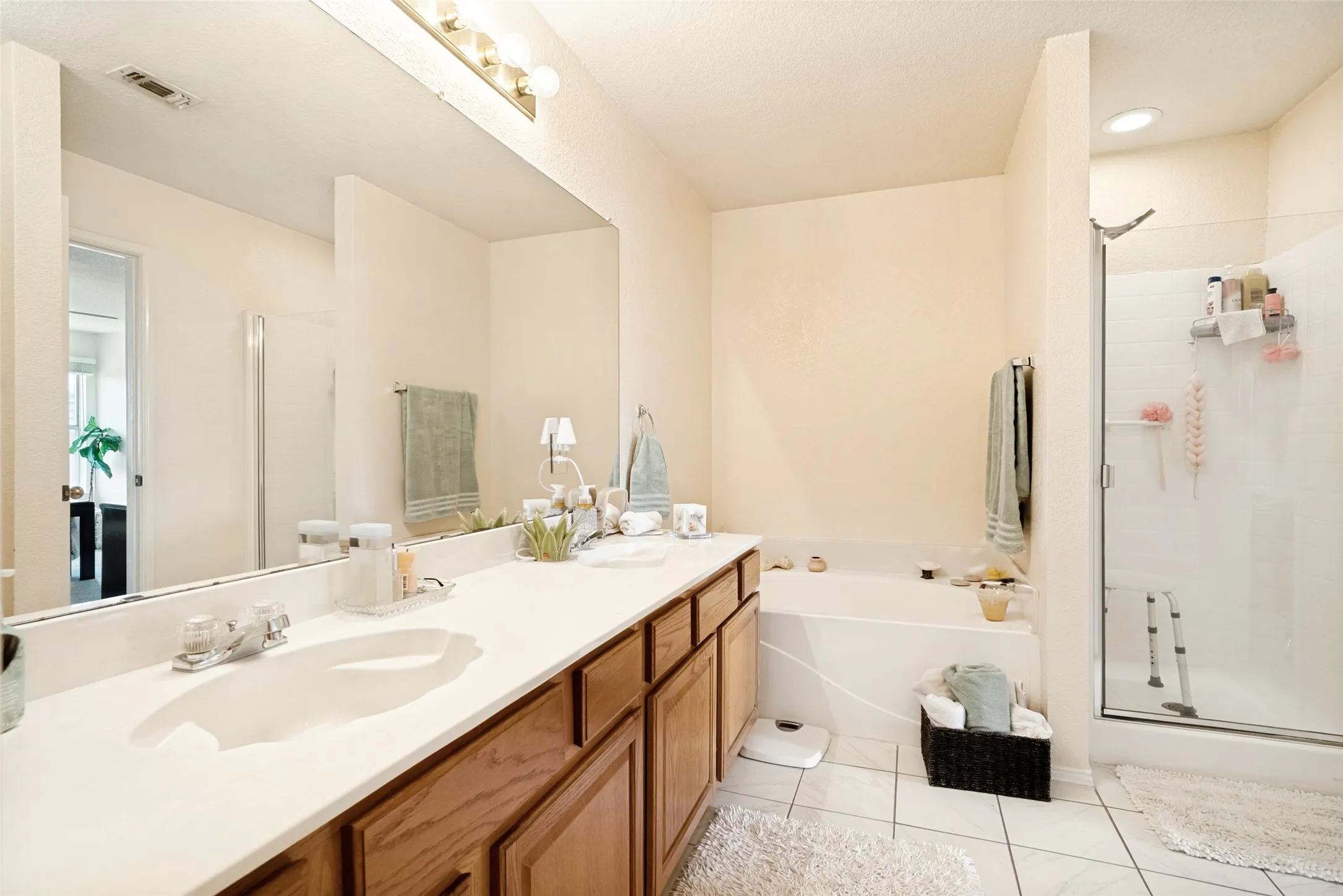 Single Family Residence For Sale in Johnson County , 1005 Darren Drive, Burleson, Texas 76028, 4 Bedroom, 2 Bathroom, 2 Garage spaces, 1,909 Sqft, built in 1999, mls#21281296, Real Estate Agent in Burleson, Homes For Sale in Johnson county, Homes For Sale in Burleson, Realtor in Burleson Texas, Real Estate Brokerage Independent Realty Texas, Luminita Cordes Realtor