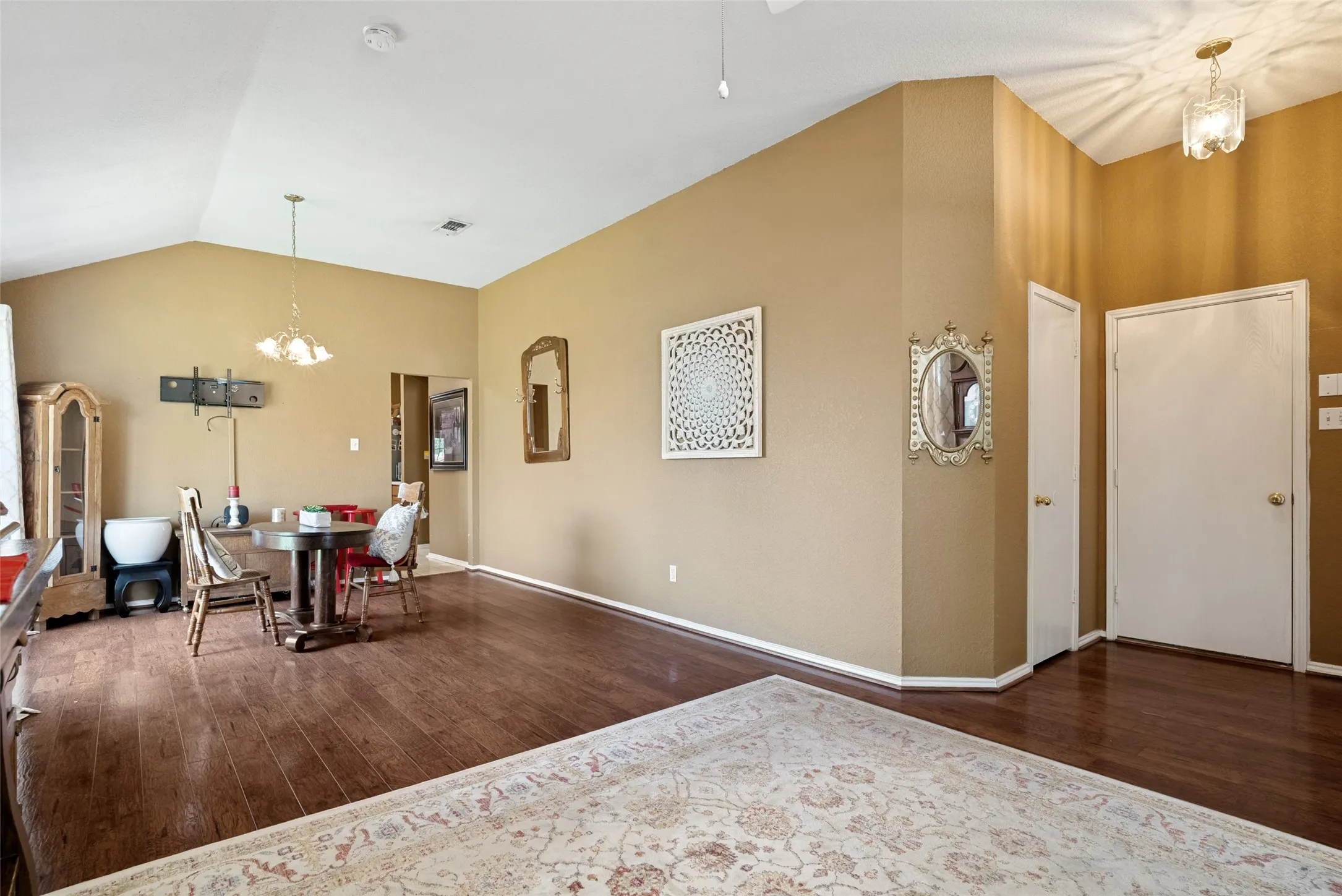 Single Family Residence For Sale in Johnson County , 1005 Darren Drive, Burleson, Texas 76028, 4 Bedroom, 2 Bathroom, 2 Garage spaces, 1,909 Sqft, built in 1999, mls#21281296, Real Estate Agent in Burleson, Homes For Sale in Johnson county, Homes For Sale in Burleson, Realtor in Burleson Texas, Real Estate Brokerage Independent Realty Texas, Luminita Cordes Realtor