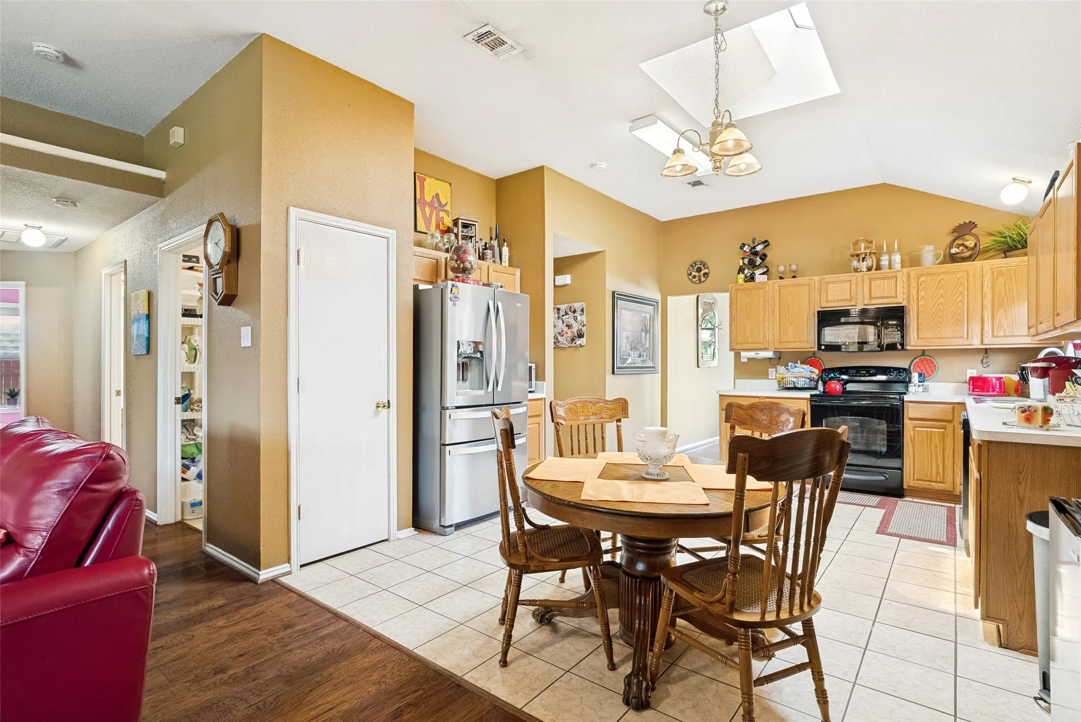 Single Family Residence For Sale in Johnson County , 1005 Darren Drive, Burleson, Texas 76028, 4 Bedroom, 2 Bathroom, 2 Garage spaces, 1,909 Sqft, built in 1999, mls#21281296, Real Estate Agent in Burleson, Homes For Sale in Johnson county, Homes For Sale in Burleson, Realtor in Burleson Texas, Real Estate Brokerage Independent Realty Texas, Luminita Cordes Realtor