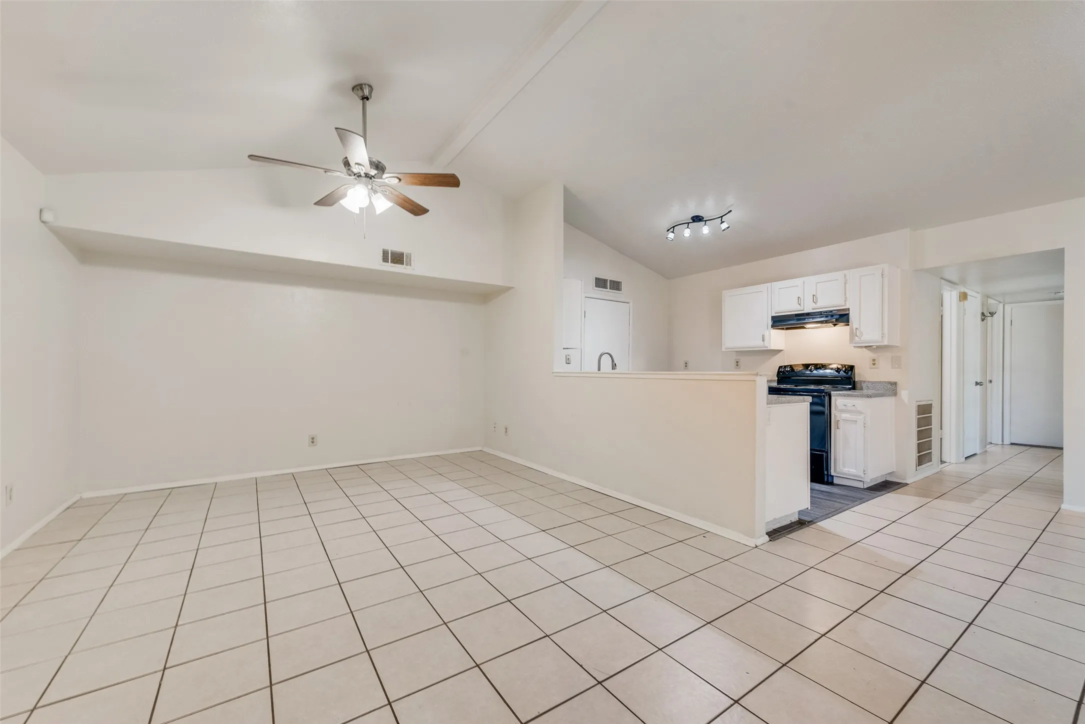 Single Family Residence For Sale in Dallas County , 512 Matterhorn Street, Cedar Hill, Texas 75104, 3 Bedroom, 2 Bathroom, Garage spaces, 1,356 Sqft, built in 1982, mls#21281303, Real Estate Agent in Cedar Hill, Homes For Sale in Dallas county, Homes For Sale in Cedar Hill, Realtor in Cedar Hill Texas, Real Estate Brokerage Independent Realty Texas, Luminita Cordes Realtor