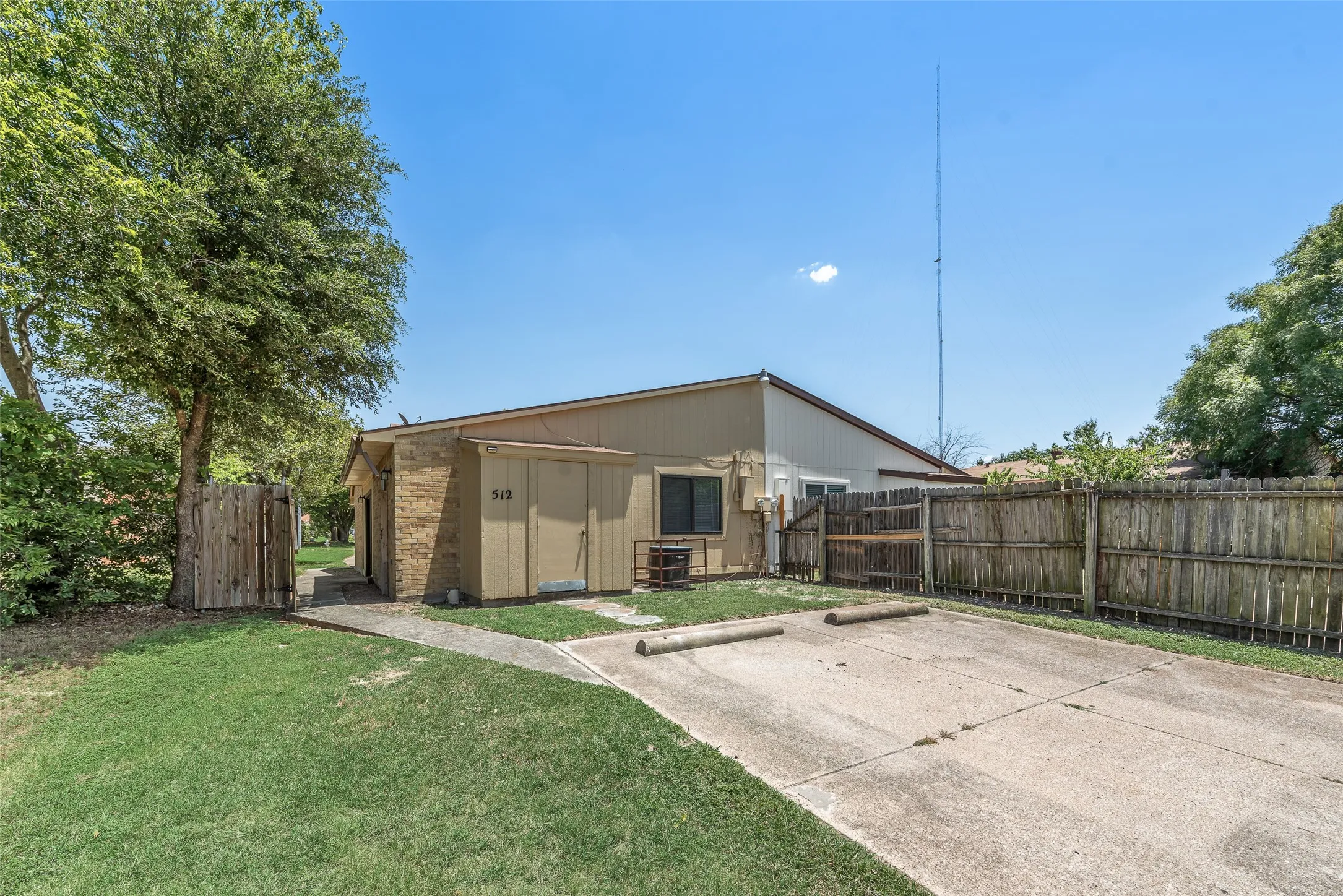 Single Family Residence For Sale in Dallas County , 512 Matterhorn Street, Cedar Hill, Texas 75104, 3 Bedroom, 2 Bathroom, Garage spaces, 1,356 Sqft, built in 1982, mls#21281303, Real Estate Agent in Cedar Hill, Homes For Sale in Dallas county, Homes For Sale in Cedar Hill, Realtor in Cedar Hill Texas, Real Estate Brokerage Independent Realty Texas, Luminita Cordes Realtor