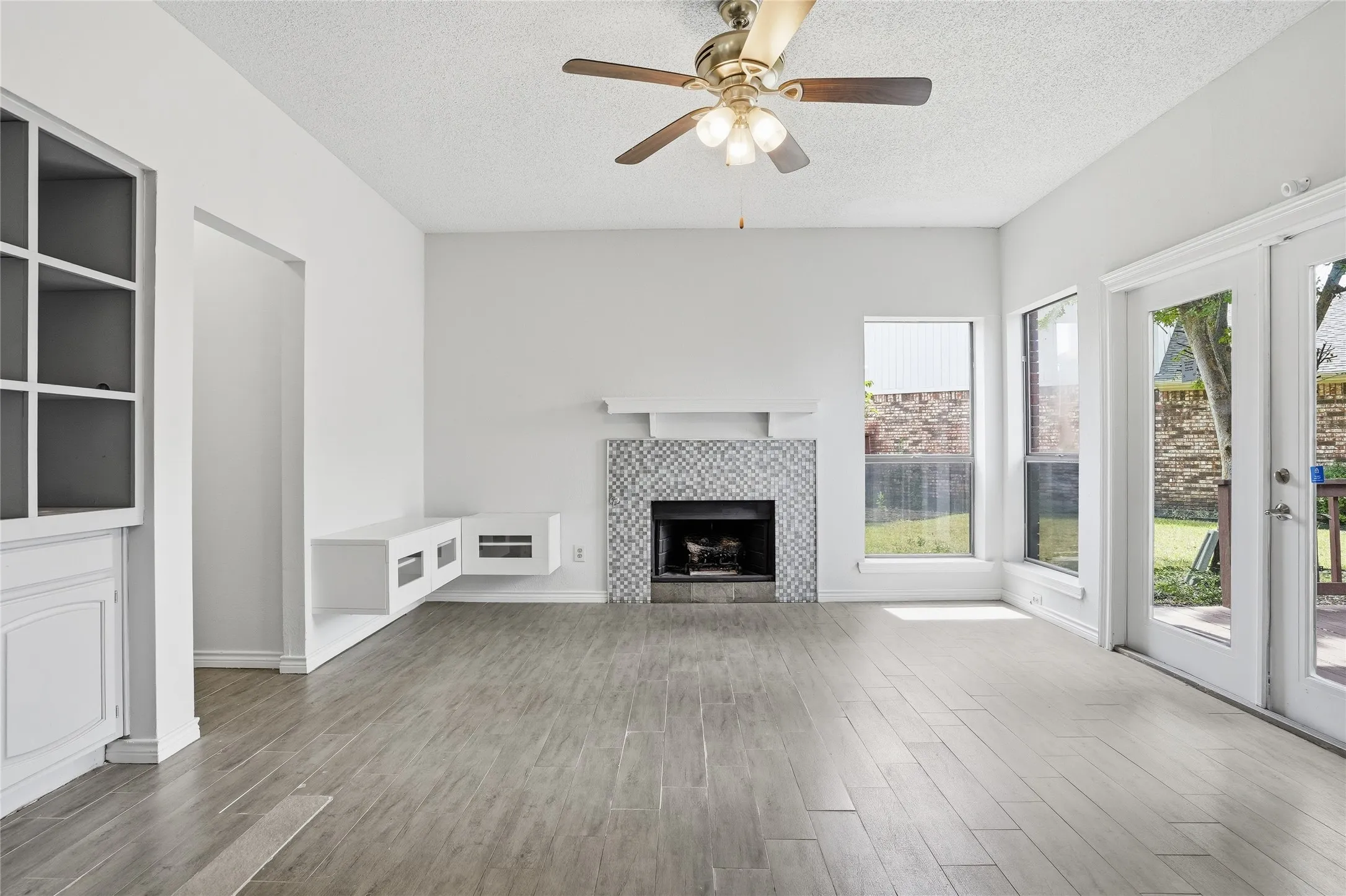 Single Family Residence For Sale in Denton County , 2142 Falcon Ridge Drive, Carrollton, Texas 75010, 3 Bedroom, 3 Bathroom, 2 Garage spaces, 1,474 Sqft, built in 1985, mls#21281325, Real Estate Agent in Carrollton, Homes For Sale in Denton county, Homes For Sale in Carrollton, Realtor in Carrollton Texas, Real Estate Brokerage Independent Realty Texas, Luminita Cordes Realtor