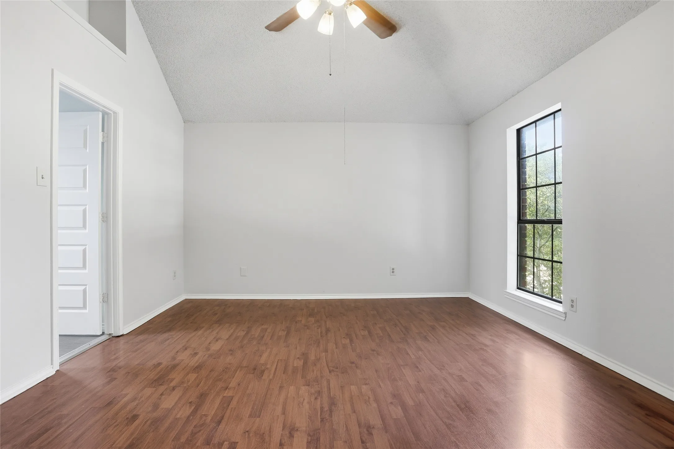 Single Family Residence For Sale in Denton County , 2142 Falcon Ridge Drive, Carrollton, Texas 75010, 3 Bedroom, 3 Bathroom, 2 Garage spaces, 1,474 Sqft, built in 1985, mls#21281325, Real Estate Agent in Carrollton, Homes For Sale in Denton county, Homes For Sale in Carrollton, Realtor in Carrollton Texas, Real Estate Brokerage Independent Realty Texas, Luminita Cordes Realtor