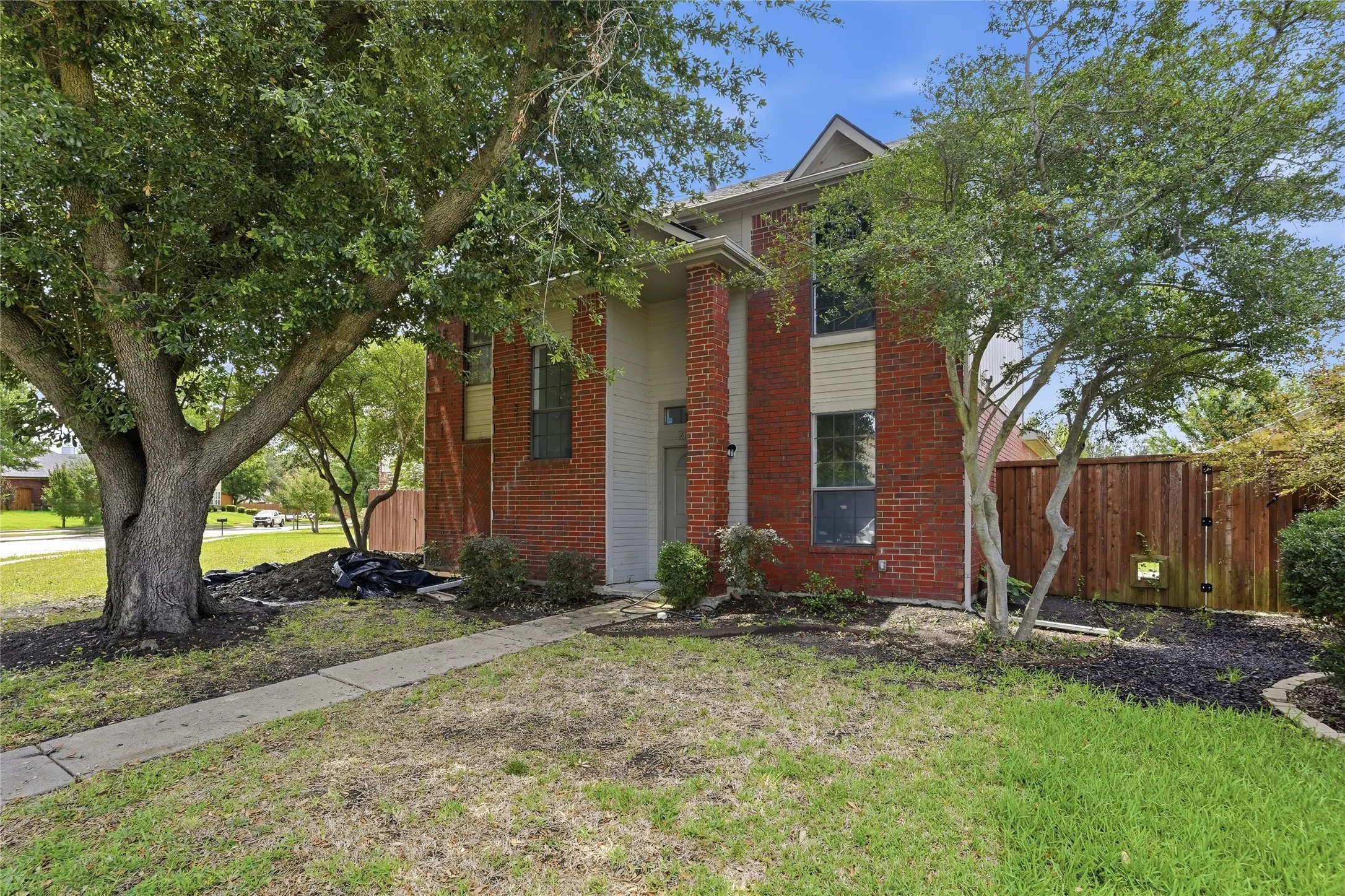 Single Family Residence For Sale in Denton County , 2142 Falcon Ridge Drive, Carrollton, Texas 75010, 3 Bedroom, 3 Bathroom, 2 Garage spaces, 1,474 Sqft, built in 1985, mls#21281325, Real Estate Agent in Carrollton, Homes For Sale in Denton county, Homes For Sale in Carrollton, Realtor in Carrollton Texas, Real Estate Brokerage Independent Realty Texas, Luminita Cordes Realtor