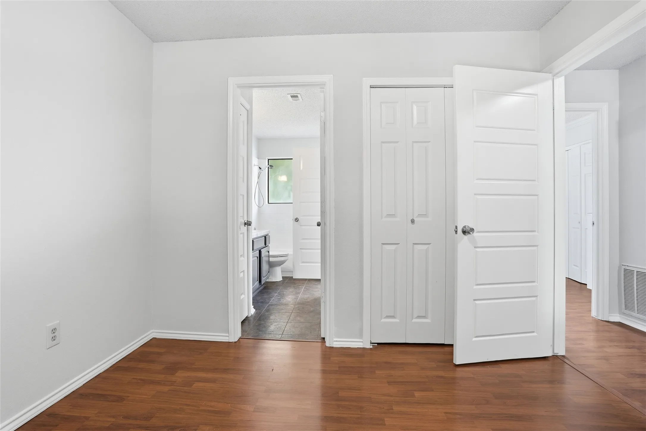 Single Family Residence For Sale in Denton County , 2142 Falcon Ridge Drive, Carrollton, Texas 75010, 3 Bedroom, 3 Bathroom, 2 Garage spaces, 1,474 Sqft, built in 1985, mls#21281325, Real Estate Agent in Carrollton, Homes For Sale in Denton county, Homes For Sale in Carrollton, Realtor in Carrollton Texas, Real Estate Brokerage Independent Realty Texas, Luminita Cordes Realtor