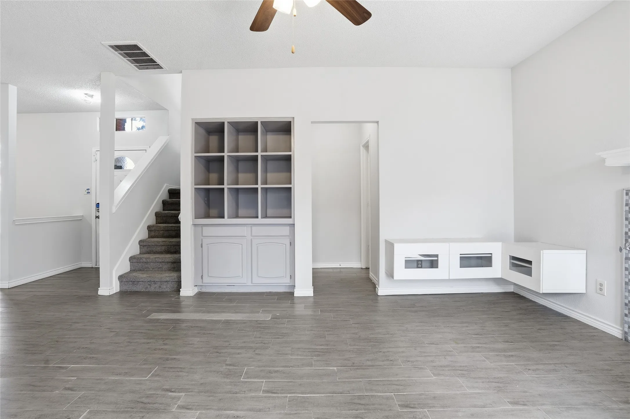 Single Family Residence For Sale in Denton County , 2142 Falcon Ridge Drive, Carrollton, Texas 75010, 3 Bedroom, 3 Bathroom, 2 Garage spaces, 1,474 Sqft, built in 1985, mls#21281325, Real Estate Agent in Carrollton, Homes For Sale in Denton county, Homes For Sale in Carrollton, Realtor in Carrollton Texas, Real Estate Brokerage Independent Realty Texas, Luminita Cordes Realtor