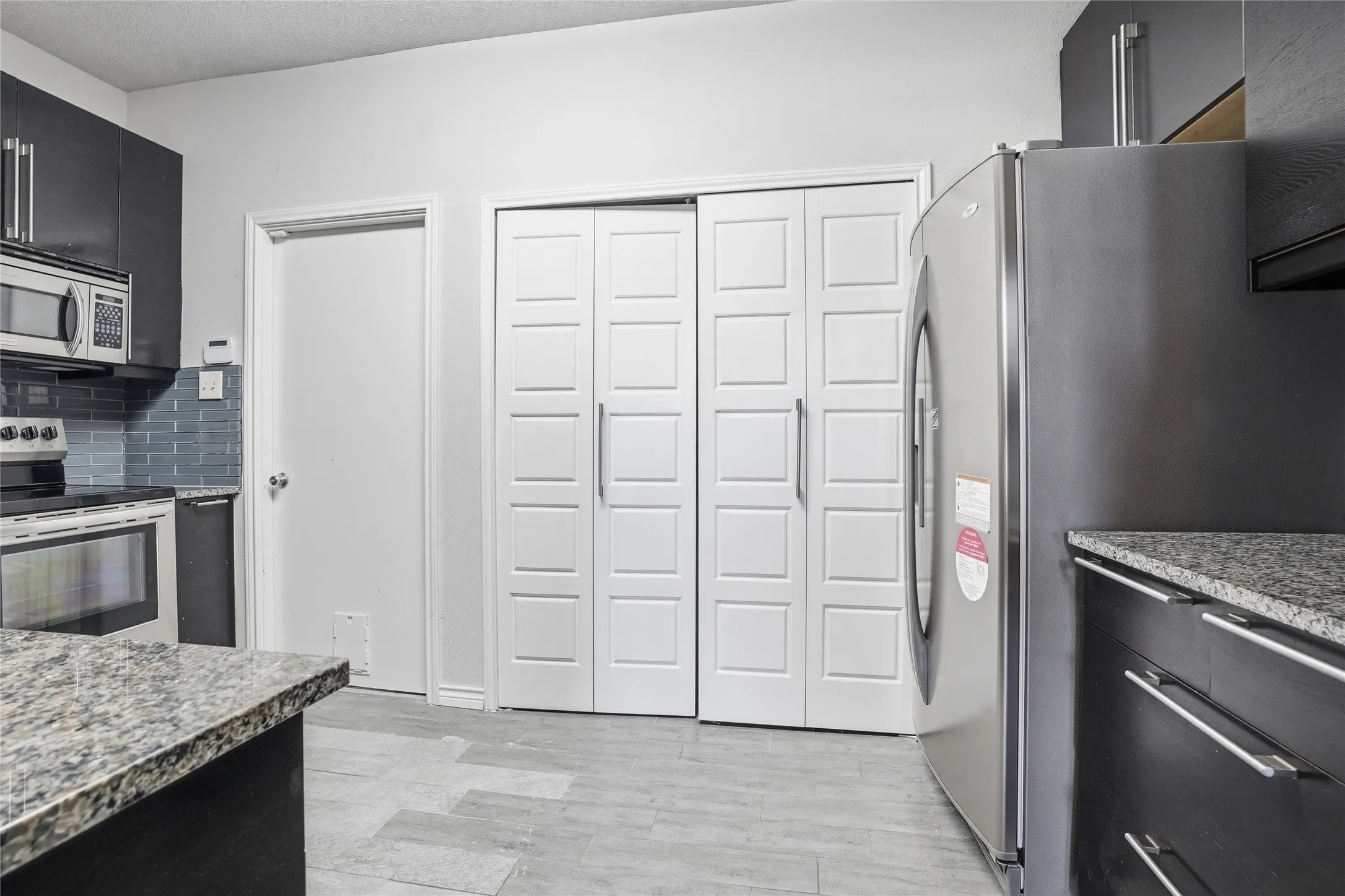 Single Family Residence For Sale in Denton County , 2142 Falcon Ridge Drive, Carrollton, Texas 75010, 3 Bedroom, 3 Bathroom, 2 Garage spaces, 1,474 Sqft, built in 1985, mls#21281325, Real Estate Agent in Carrollton, Homes For Sale in Denton county, Homes For Sale in Carrollton, Realtor in Carrollton Texas, Real Estate Brokerage Independent Realty Texas, Luminita Cordes Realtor