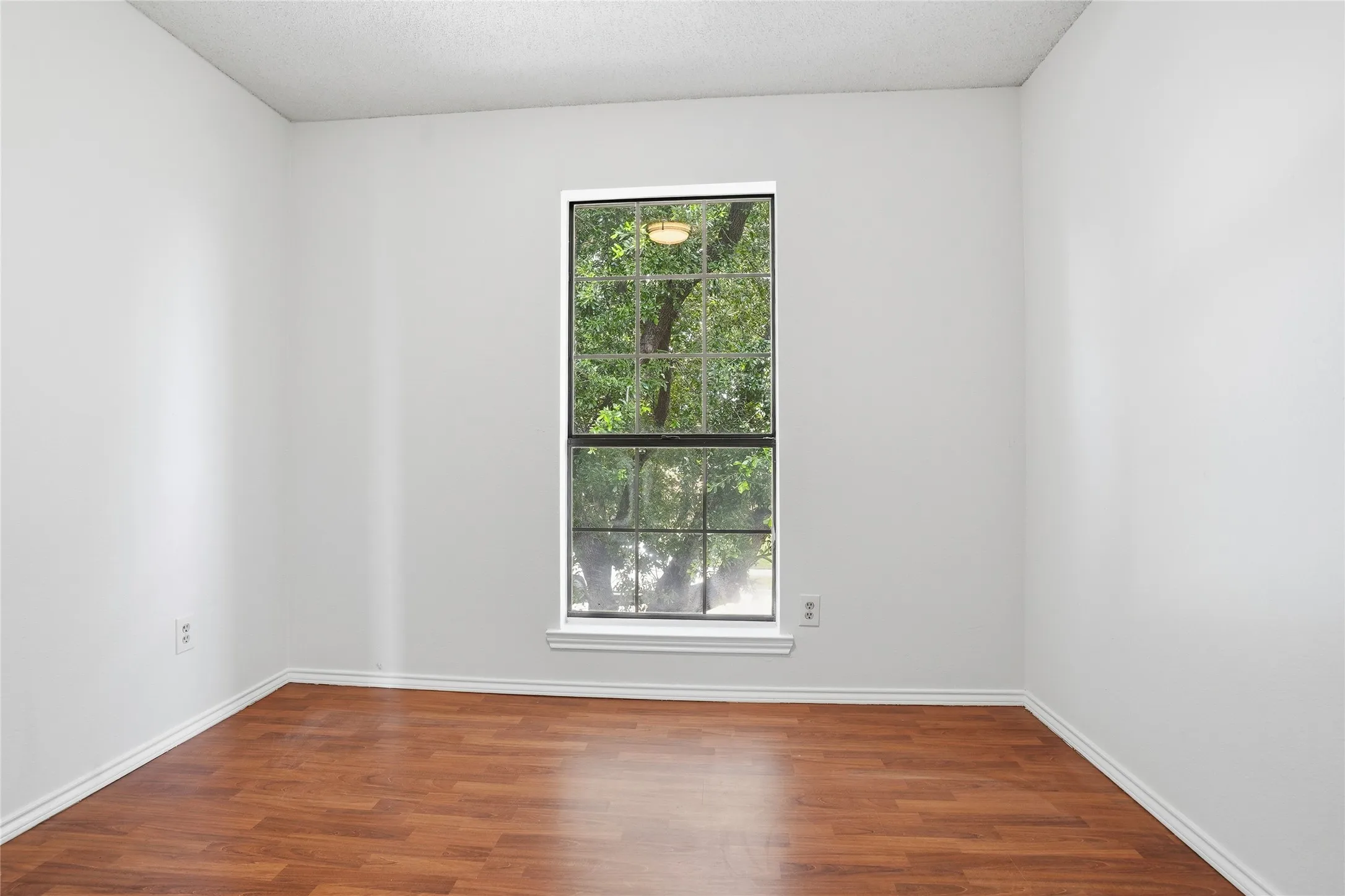 Single Family Residence For Sale in Denton County , 2142 Falcon Ridge Drive, Carrollton, Texas 75010, 3 Bedroom, 3 Bathroom, 2 Garage spaces, 1,474 Sqft, built in 1985, mls#21281325, Real Estate Agent in Carrollton, Homes For Sale in Denton county, Homes For Sale in Carrollton, Realtor in Carrollton Texas, Real Estate Brokerage Independent Realty Texas, Luminita Cordes Realtor