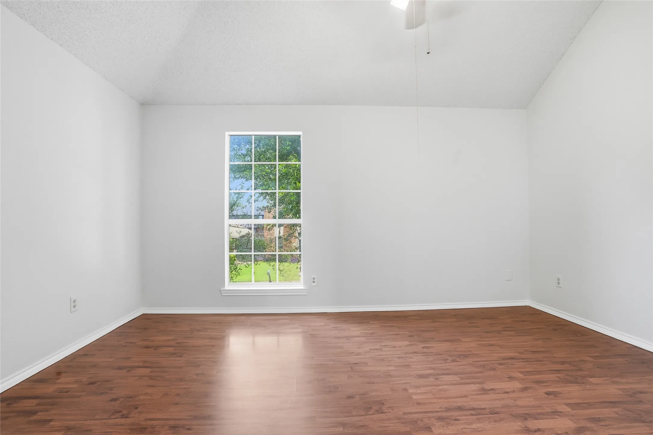 Single Family Residence For Sale in Denton County , 2142 Falcon Ridge Drive, Carrollton, Texas 75010, 3 Bedroom, 3 Bathroom, 2 Garage spaces, 1,474 Sqft, built in 1985, mls#21281325, Real Estate Agent in Carrollton, Homes For Sale in Denton county, Homes For Sale in Carrollton, Realtor in Carrollton Texas, Real Estate Brokerage Independent Realty Texas, Luminita Cordes Realtor