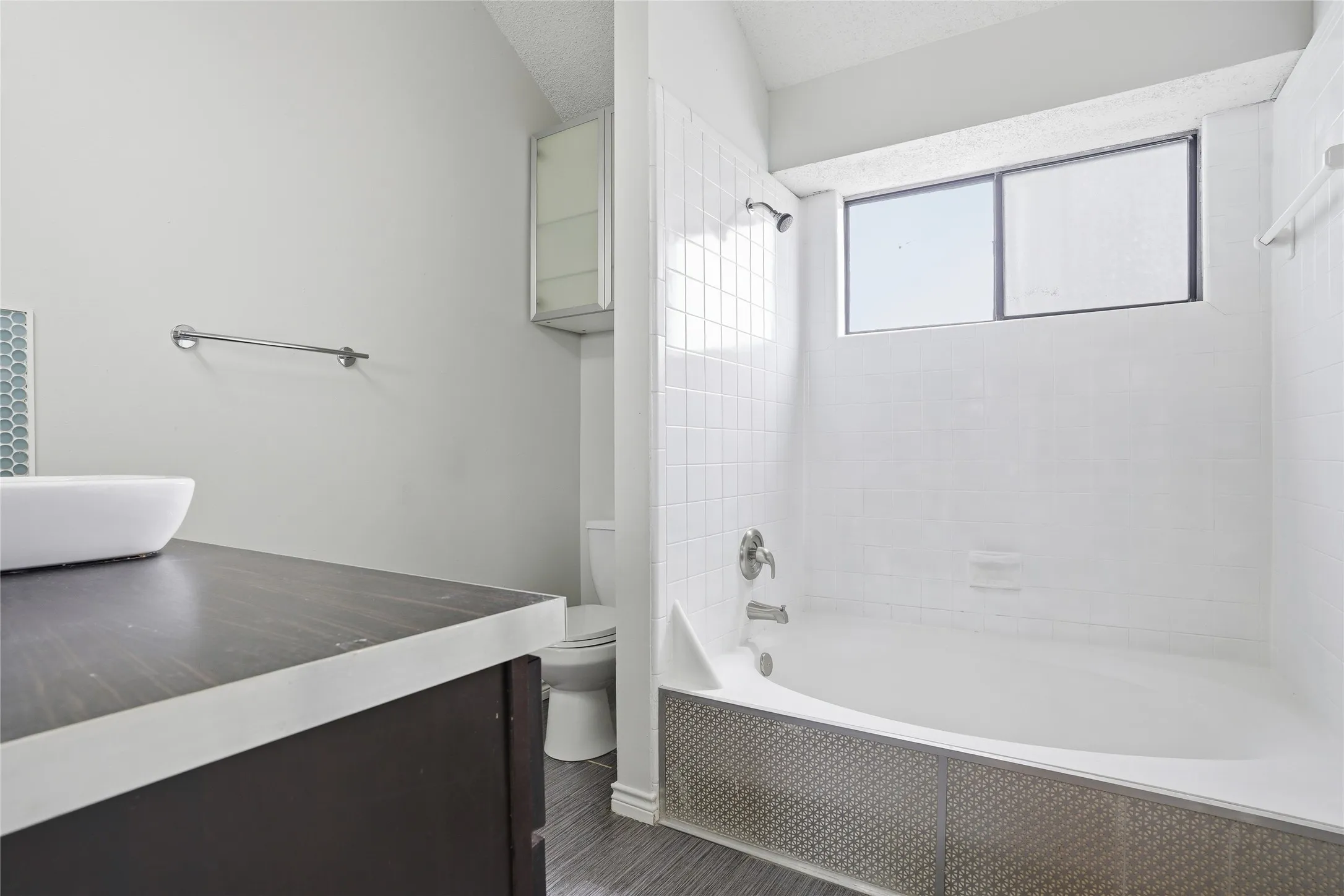 Single Family Residence For Sale in Denton County , 2142 Falcon Ridge Drive, Carrollton, Texas 75010, 3 Bedroom, 3 Bathroom, 2 Garage spaces, 1,474 Sqft, built in 1985, mls#21281325, Real Estate Agent in Carrollton, Homes For Sale in Denton county, Homes For Sale in Carrollton, Realtor in Carrollton Texas, Real Estate Brokerage Independent Realty Texas, Luminita Cordes Realtor