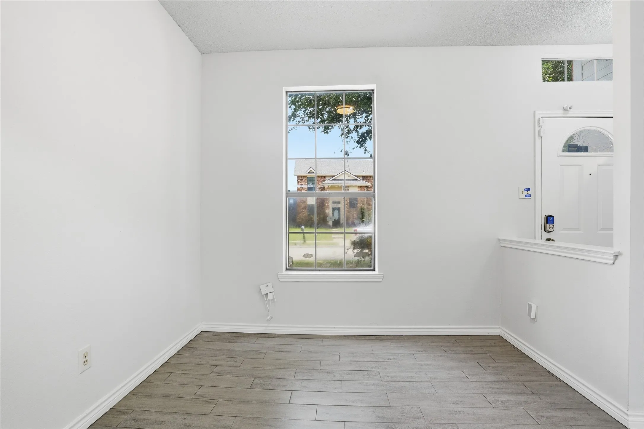 Single Family Residence For Sale in Denton County , 2142 Falcon Ridge Drive, Carrollton, Texas 75010, 3 Bedroom, 3 Bathroom, 2 Garage spaces, 1,474 Sqft, built in 1985, mls#21281325, Real Estate Agent in Carrollton, Homes For Sale in Denton county, Homes For Sale in Carrollton, Realtor in Carrollton Texas, Real Estate Brokerage Independent Realty Texas, Luminita Cordes Realtor