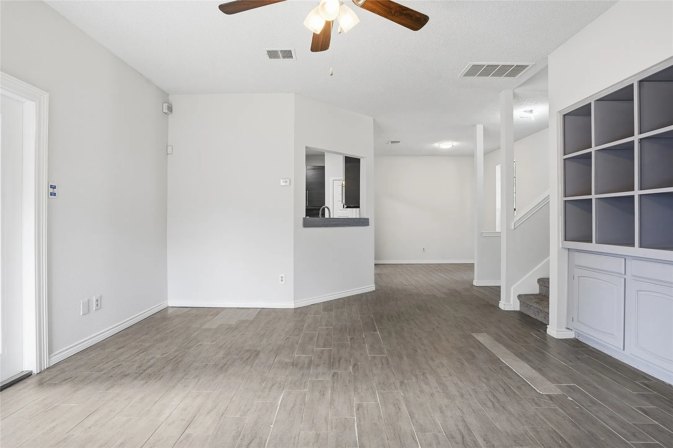 Single Family Residence For Sale in Denton County , 2142 Falcon Ridge Drive, Carrollton, Texas 75010, 3 Bedroom, 3 Bathroom, 2 Garage spaces, 1,474 Sqft, built in 1985, mls#21281325, Real Estate Agent in Carrollton, Homes For Sale in Denton county, Homes For Sale in Carrollton, Realtor in Carrollton Texas, Real Estate Brokerage Independent Realty Texas, Luminita Cordes Realtor