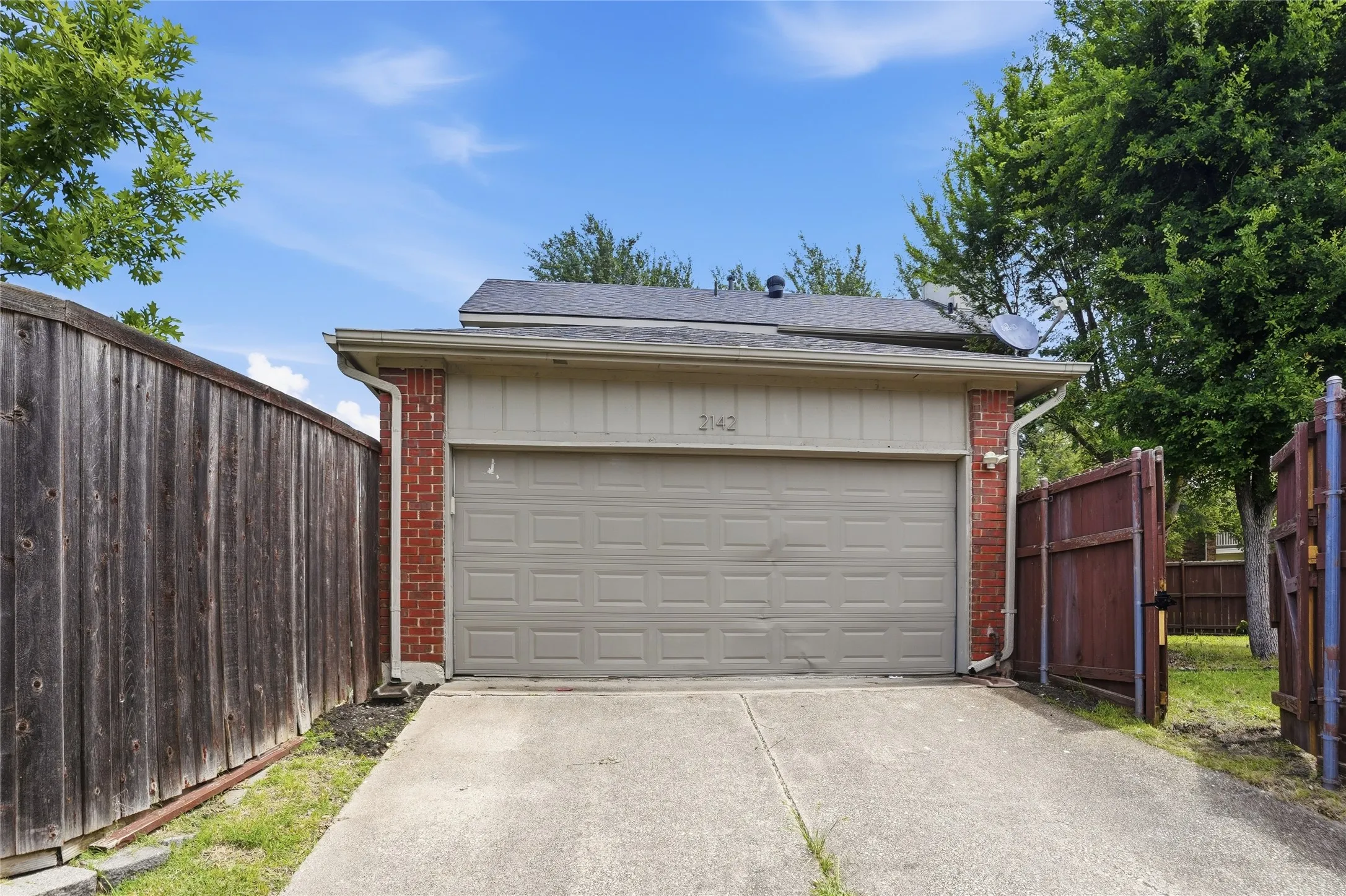 Single Family Residence For Sale in Denton County , 2142 Falcon Ridge Drive, Carrollton, Texas 75010, 3 Bedroom, 3 Bathroom, 2 Garage spaces, 1,474 Sqft, built in 1985, mls#21281325, Real Estate Agent in Carrollton, Homes For Sale in Denton county, Homes For Sale in Carrollton, Realtor in Carrollton Texas, Real Estate Brokerage Independent Realty Texas, Luminita Cordes Realtor