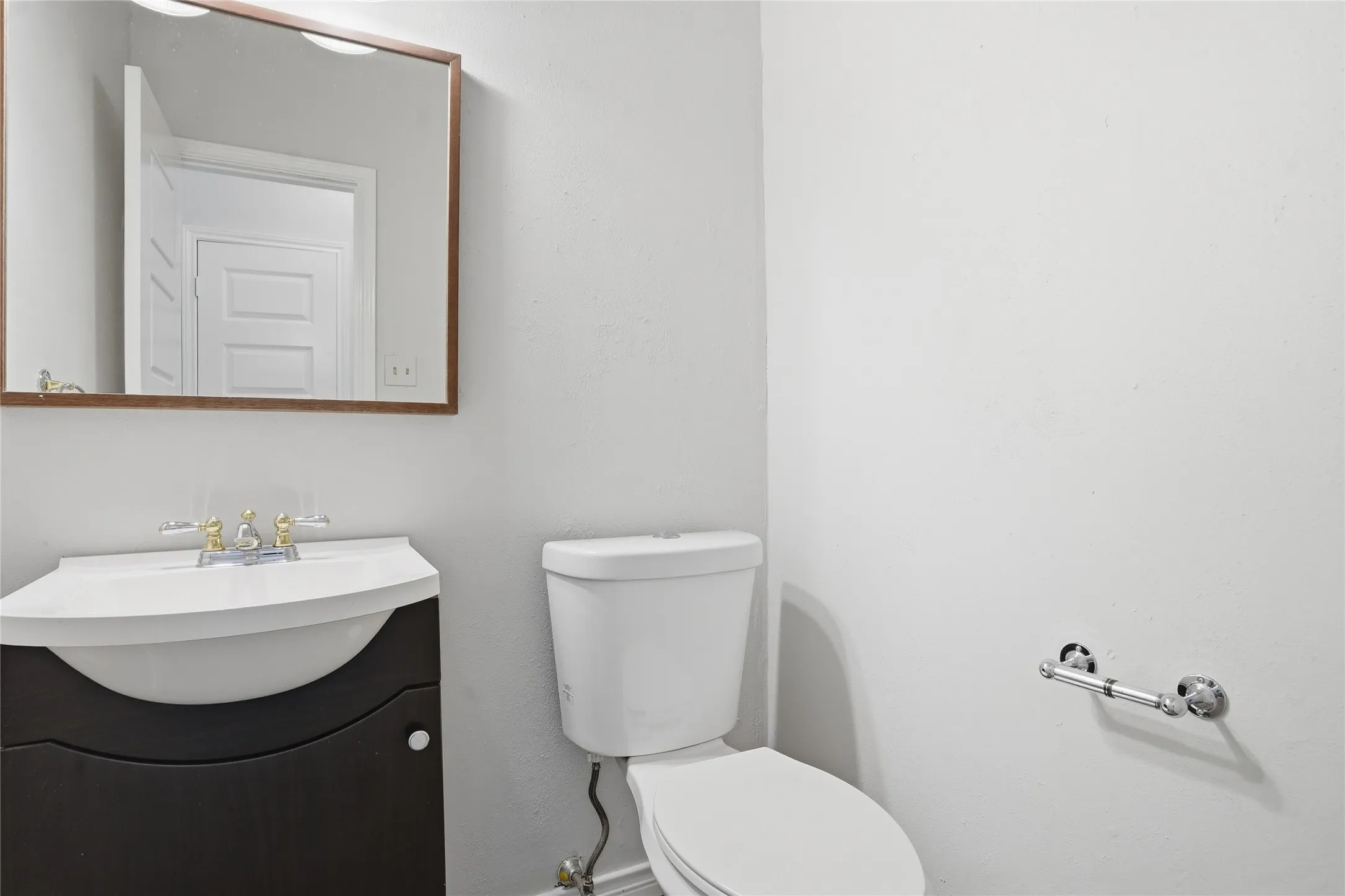 Single Family Residence For Sale in Denton County , 2142 Falcon Ridge Drive, Carrollton, Texas 75010, 3 Bedroom, 3 Bathroom, 2 Garage spaces, 1,474 Sqft, built in 1985, mls#21281325, Real Estate Agent in Carrollton, Homes For Sale in Denton county, Homes For Sale in Carrollton, Realtor in Carrollton Texas, Real Estate Brokerage Independent Realty Texas, Luminita Cordes Realtor