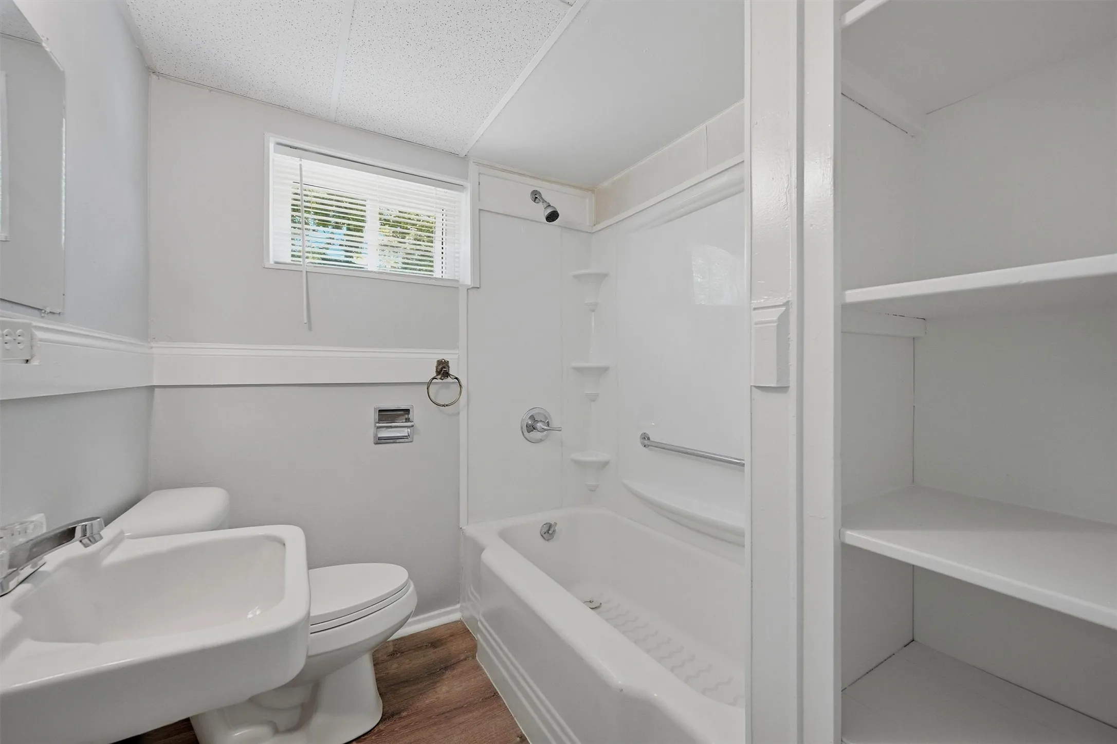 Duplex For Rent in Grayson County , 310 S Barrett Avenue 101, Denison, Texas 75020, 1 Bedroom, 1 Bathroom, Garage spaces, 627 Sqft, built in 1943, mls#21281380, Real Estate Agent in Denison, Homes For Rent in Grayson county, Homes For Rent in Denison, Realtor in Denison Texas, Real Estate Brokerage Independent Realty Texas, Luminita Cordes Realtor