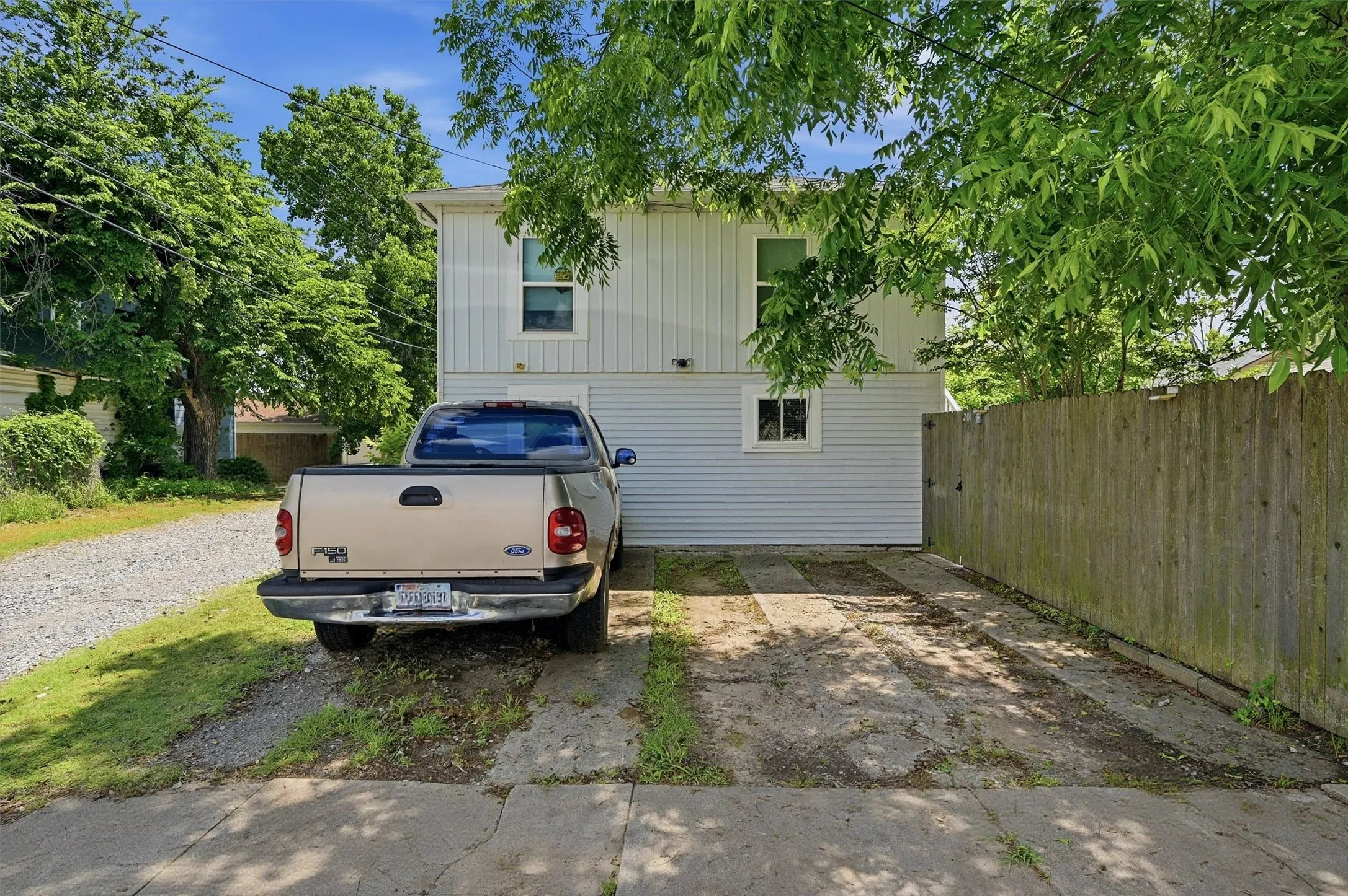 Duplex For Rent in Grayson County , 310 S Barrett Avenue 101, Denison, Texas 75020, 1 Bedroom, 1 Bathroom, Garage spaces, 627 Sqft, built in 1943, mls#21281380, Real Estate Agent in Denison, Homes For Rent in Grayson county, Homes For Rent in Denison, Realtor in Denison Texas, Real Estate Brokerage Independent Realty Texas, Luminita Cordes Realtor