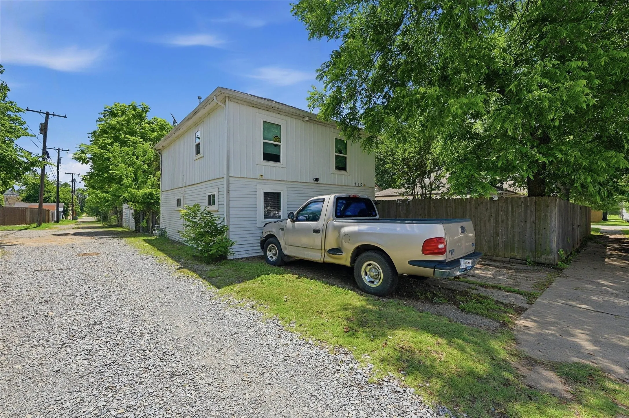 Duplex For Rent in Grayson County , 310 S Barrett Avenue 101, Denison, Texas 75020, 1 Bedroom, 1 Bathroom, Garage spaces, 627 Sqft, built in 1943, mls#21281380, Real Estate Agent in Denison, Homes For Rent in Grayson county, Homes For Rent in Denison, Realtor in Denison Texas, Real Estate Brokerage Independent Realty Texas, Luminita Cordes Realtor