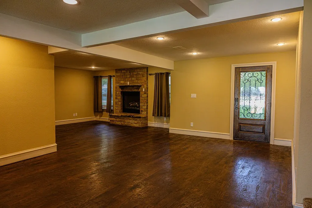 Single Family Residence For Sale in Parker County , 179 E El Camino Real, Weatherford, Texas 76087, 5 Bedroom, 3 Bathroom, 2 Garage spaces, 3,500 Sqft, built in 1973, mls#21281327, Real Estate Agent in Weatherford, Homes For Sale in Parker county, Homes For Sale in Weatherford, Realtor in Weatherford Texas, Real Estate Brokerage Independent Realty Texas, Luminita Cordes Realtor