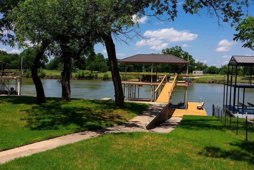 Single Family Residence For Sale in Parker County , 179 E El Camino Real, Weatherford, Texas 76087, 5 Bedroom, 3 Bathroom, 2 Garage spaces, 3,500 Sqft, built in 1973, mls#21281327, Real Estate Agent in Weatherford, Homes For Sale in Parker county, Homes For Sale in Weatherford, Realtor in Weatherford Texas, Real Estate Brokerage Independent Realty Texas, Luminita Cordes Realtor
