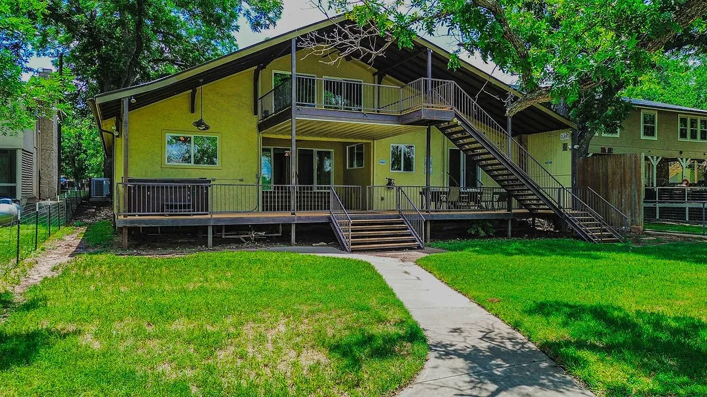 Single Family Residence For Sale in Parker County , 179 E El Camino Real, Weatherford, Texas 76087, 5 Bedroom, 3 Bathroom, 2 Garage spaces, 3,500 Sqft, built in 1973, mls#21281327, Real Estate Agent in Weatherford, Homes For Sale in Parker county, Homes For Sale in Weatherford, Realtor in Weatherford Texas, Real Estate Brokerage Independent Realty Texas, Luminita Cordes Realtor