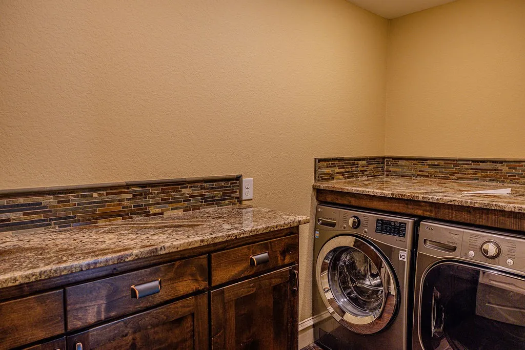 Single Family Residence For Sale in Parker County , 179 E El Camino Real, Weatherford, Texas 76087, 5 Bedroom, 3 Bathroom, 2 Garage spaces, 3,500 Sqft, built in 1973, mls#21281327, Real Estate Agent in Weatherford, Homes For Sale in Parker county, Homes For Sale in Weatherford, Realtor in Weatherford Texas, Real Estate Brokerage Independent Realty Texas, Luminita Cordes Realtor