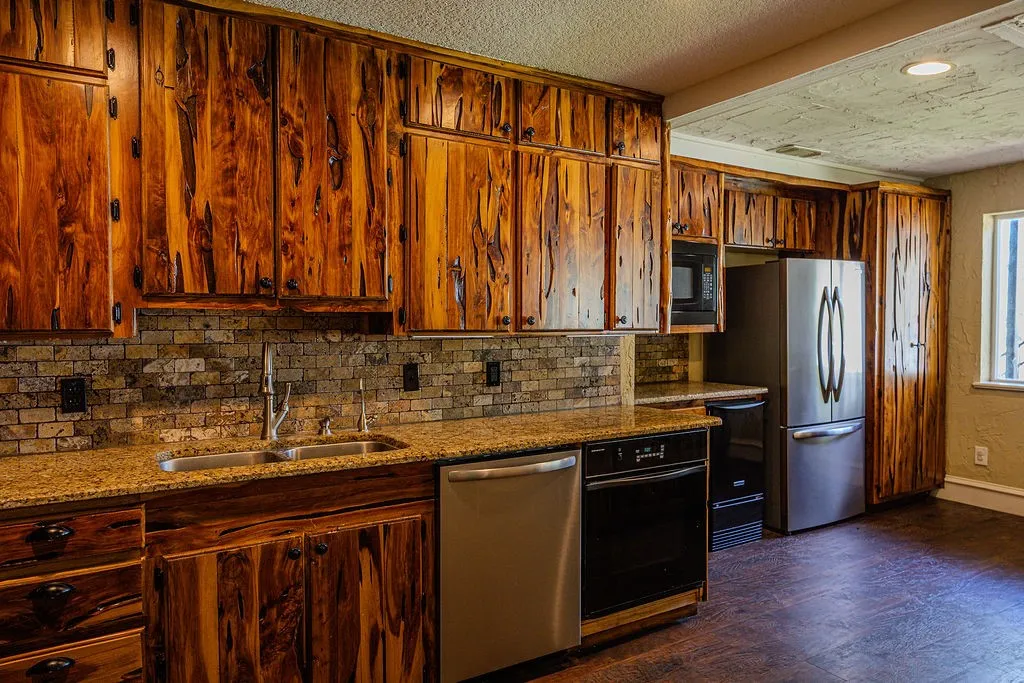 Single Family Residence For Sale in Parker County , 179 E El Camino Real, Weatherford, Texas 76087, 5 Bedroom, 3 Bathroom, 2 Garage spaces, 3,500 Sqft, built in 1973, mls#21281327, Real Estate Agent in Weatherford, Homes For Sale in Parker county, Homes For Sale in Weatherford, Realtor in Weatherford Texas, Real Estate Brokerage Independent Realty Texas, Luminita Cordes Realtor