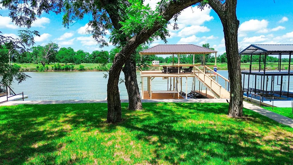 Single Family Residence For Sale in Parker County , 179 E El Camino Real, Weatherford, Texas 76087, 5 Bedroom, 3 Bathroom, 2 Garage spaces, 3,500 Sqft, built in 1973, mls#21281327, Real Estate Agent in Weatherford, Homes For Sale in Parker county, Homes For Sale in Weatherford, Realtor in Weatherford Texas, Real Estate Brokerage Independent Realty Texas, Luminita Cordes Realtor