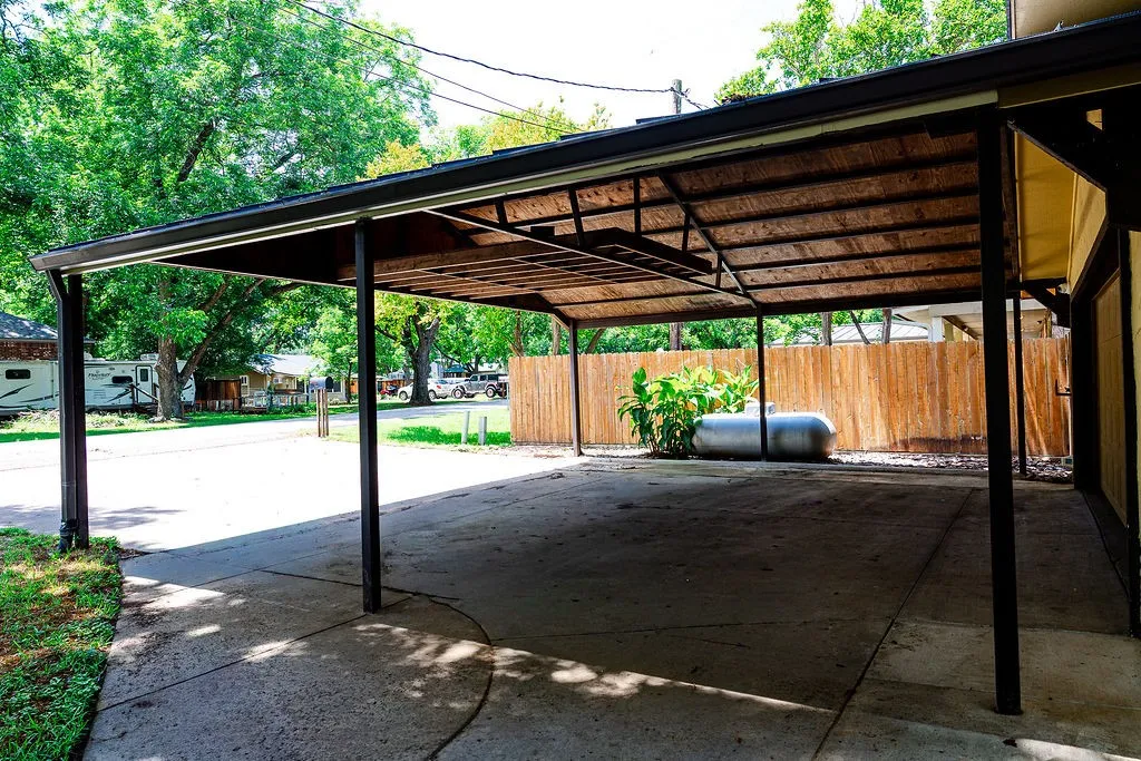 Single Family Residence For Sale in Parker County , 179 E El Camino Real, Weatherford, Texas 76087, 5 Bedroom, 3 Bathroom, 2 Garage spaces, 3,500 Sqft, built in 1973, mls#21281327, Real Estate Agent in Weatherford, Homes For Sale in Parker county, Homes For Sale in Weatherford, Realtor in Weatherford Texas, Real Estate Brokerage Independent Realty Texas, Luminita Cordes Realtor