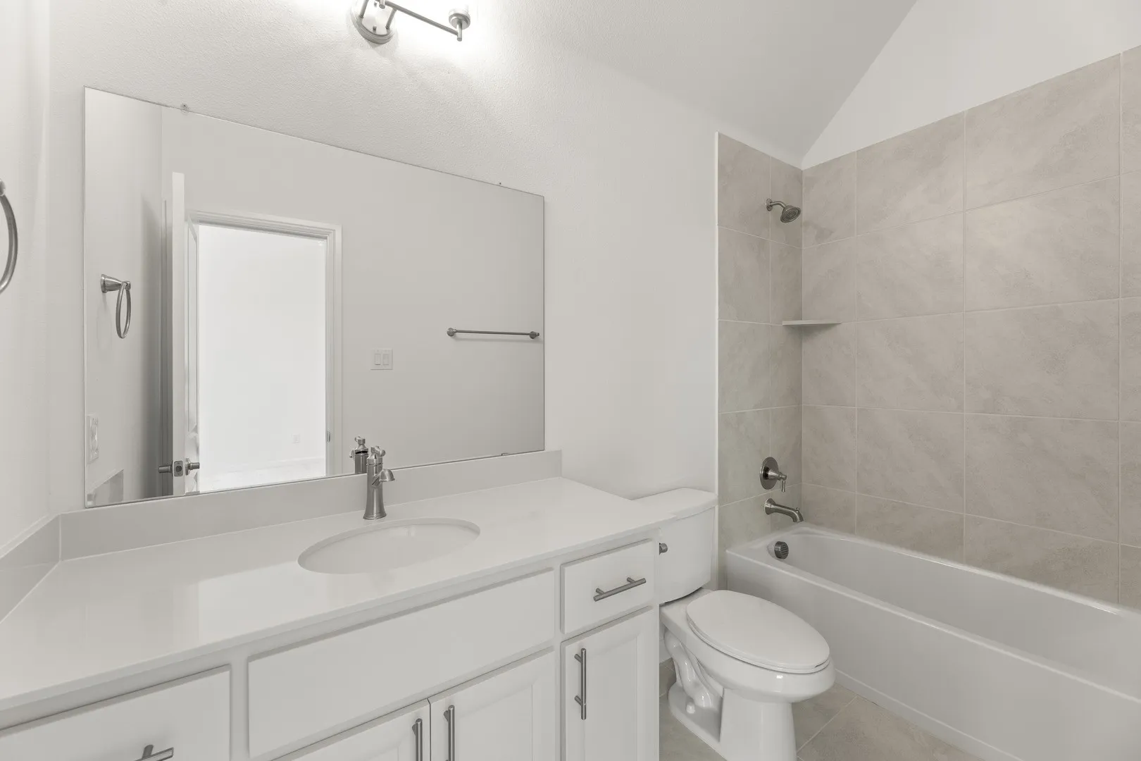 24. 3404 Haygood - 4TH Bath
