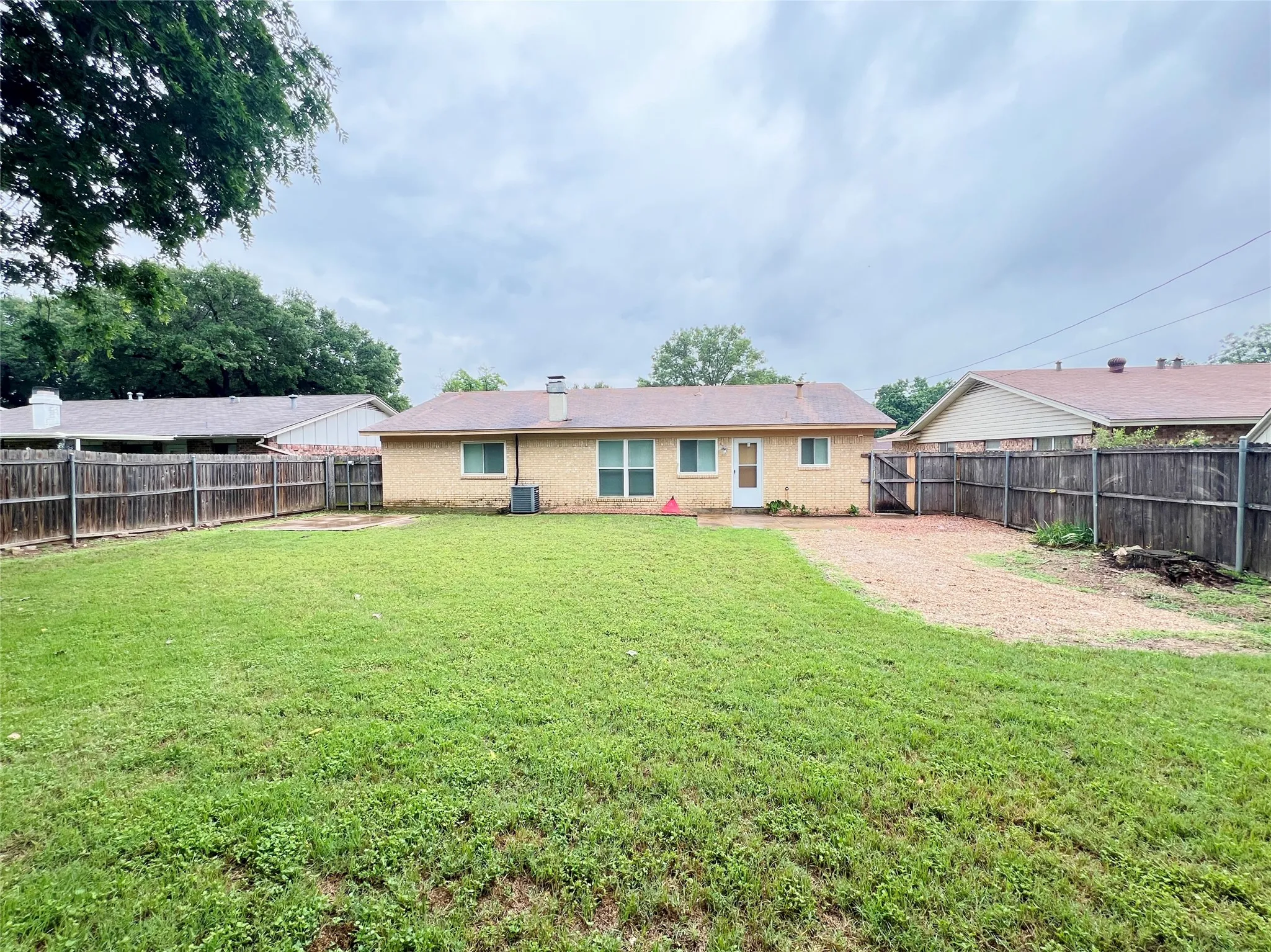Single Family Residence For Rent in Dallas County , 2121 Spanish Trail, Irving, Texas 75060, 3 Bedroom, 2 Bathroom, Garage spaces, 1,670 Sqft, built in 1969, mls#21281420, Real Estate Agent in Irving, Homes For Rent in Dallas county, Homes For Rent in Irving, Realtor in Irving Texas, Real Estate Brokerage Independent Realty Texas, Luminita Cordes Realtor