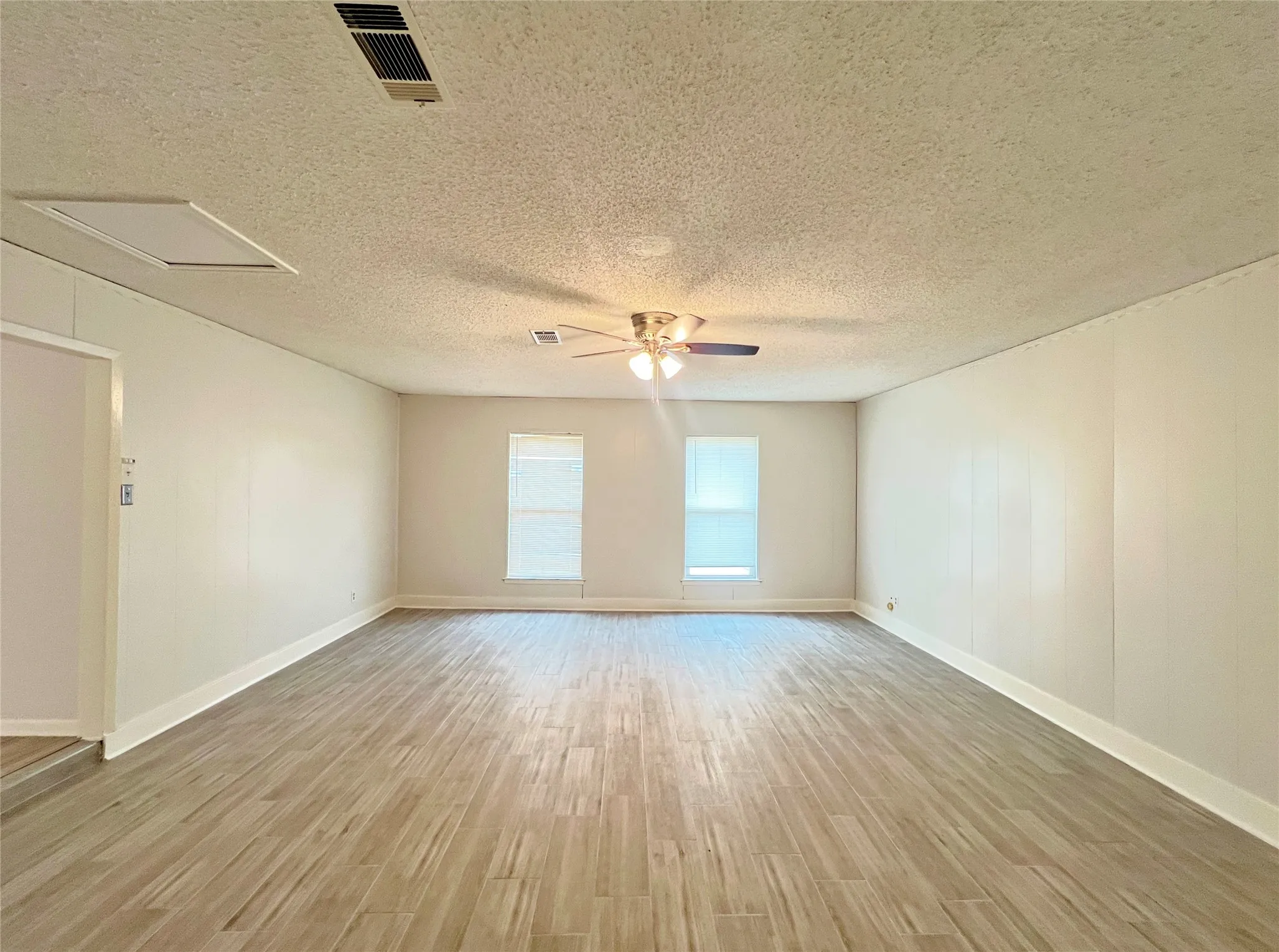 Single Family Residence For Rent in Dallas County , 2121 Spanish Trail, Irving, Texas 75060, 3 Bedroom, 2 Bathroom, Garage spaces, 1,670 Sqft, built in 1969, mls#21281420, Real Estate Agent in Irving, Homes For Rent in Dallas county, Homes For Rent in Irving, Realtor in Irving Texas, Real Estate Brokerage Independent Realty Texas, Luminita Cordes Realtor