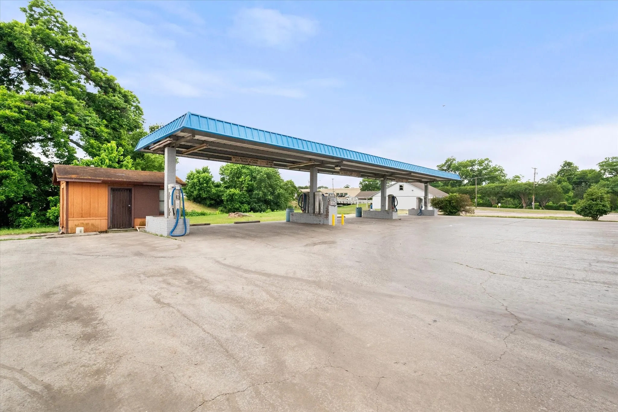 Business For Sale in Navarro County , 223 Oaklawn Drive, Corsicana, Texas 75110, 0, 0, Garage spaces, 2,112 Sqft, built in 1985, Price $429,000, mls#21279207, Real Estate Agent in Corsicana, Homes For Sale in Navarro county, Homes For Sale in Corsicana, Realtor in Corsicana Texas, Real Estate Brokerage Independent Realty Texas, Luminita Cordes Realtor