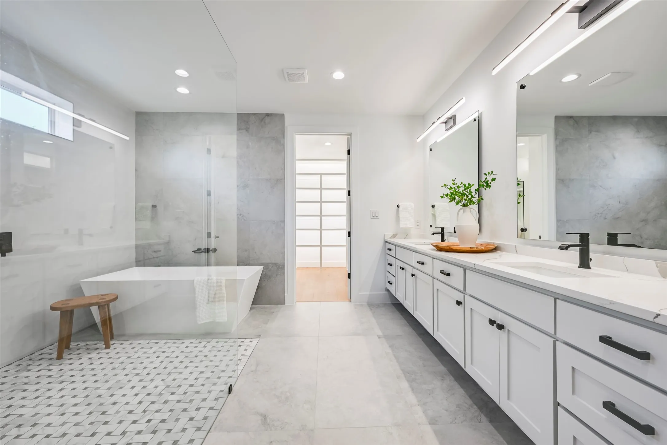 Primary Resort Style Bathroom