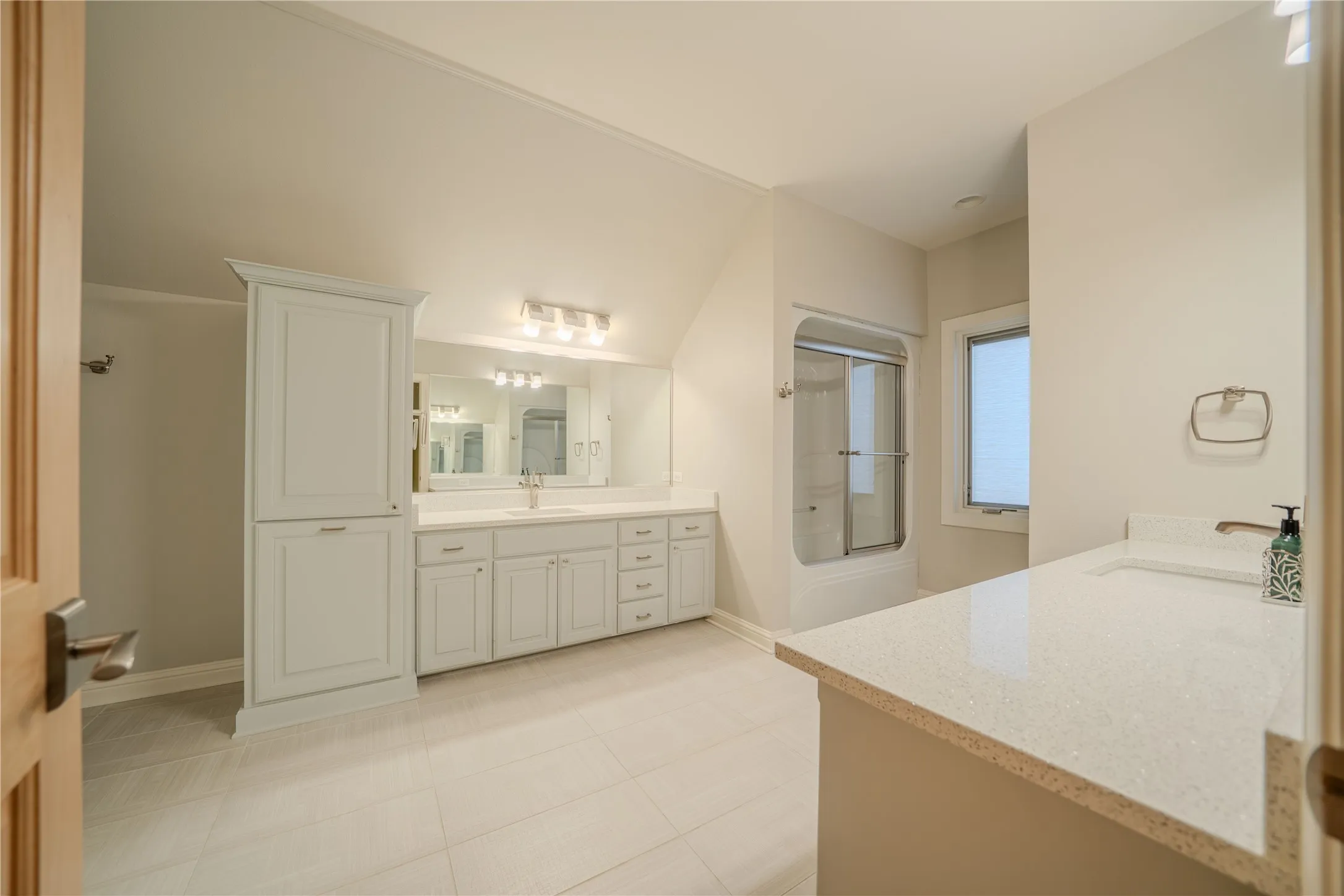 Single Family Residence For Sale in Gregg County , 3 Lakeside, Longview, Texas 75604, 5 Bedroom, 6 Bathroom, 3 Garage spaces, 5,550 Sqft, built in 1995, Price $799,000, mls#21281460, Real Estate Agent in Longview, Homes For Sale in Gregg county, Homes For Sale in Longview, Realtor in Longview Texas, Real Estate Brokerage Independent Realty Texas, Luminita Cordes Realtor