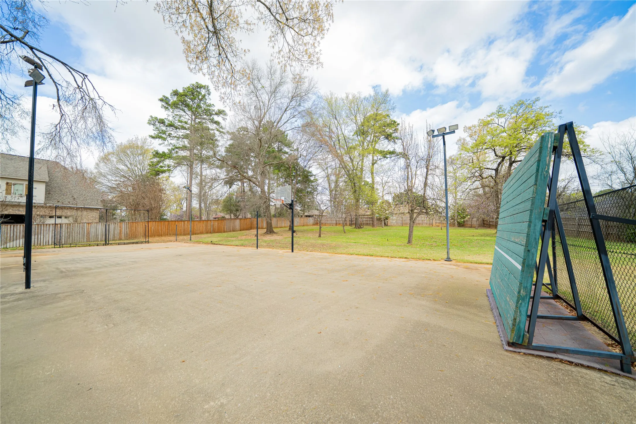 Single Family Residence For Sale in Gregg County , 3 Lakeside, Longview, Texas 75604, 5 Bedroom, 6 Bathroom, 3 Garage spaces, 5,550 Sqft, built in 1995, Price $799,000, mls#21281460, Real Estate Agent in Longview, Homes For Sale in Gregg county, Homes For Sale in Longview, Realtor in Longview Texas, Real Estate Brokerage Independent Realty Texas, Luminita Cordes Realtor