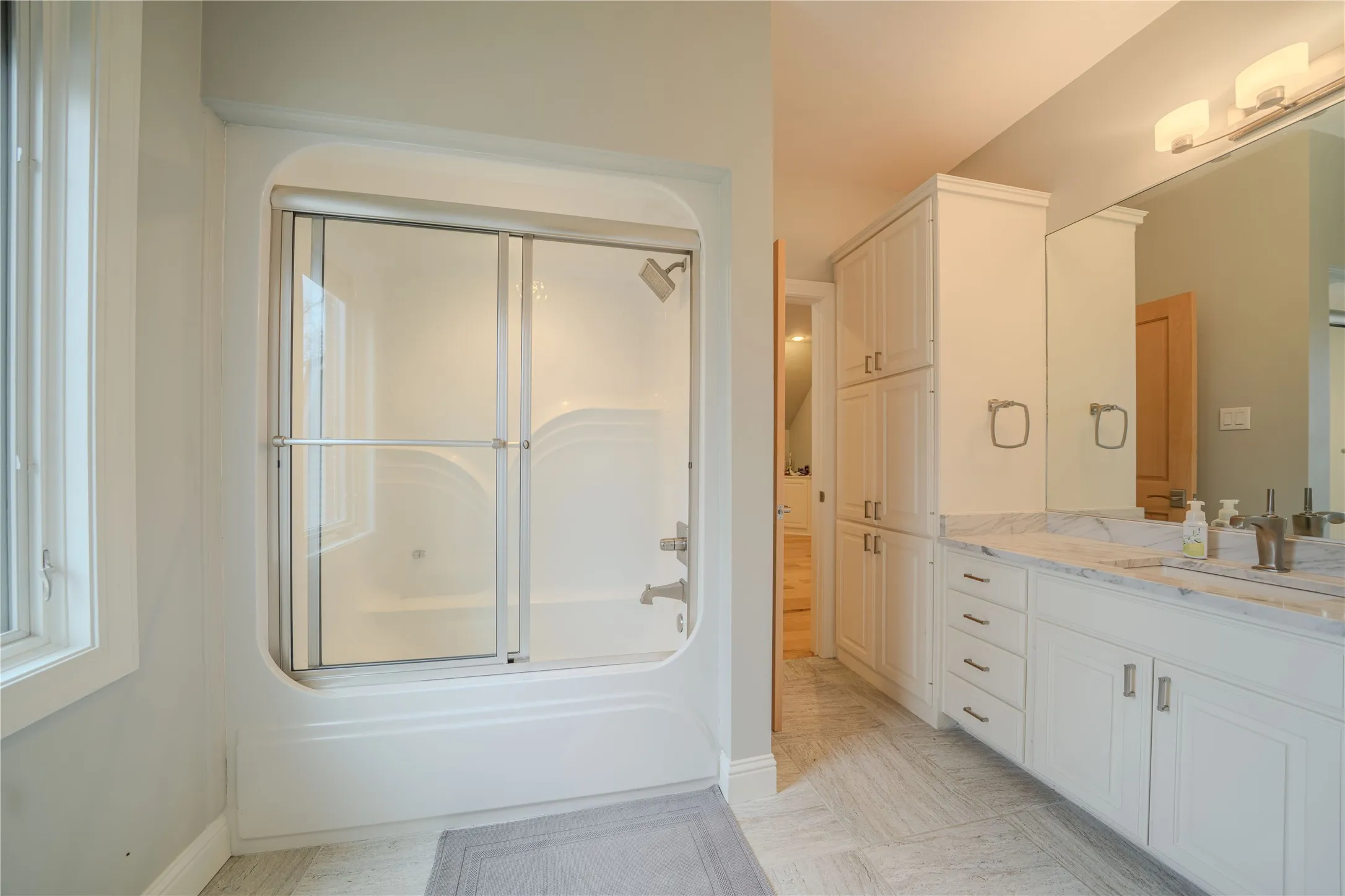 Single Family Residence For Sale in Gregg County , 3 Lakeside, Longview, Texas 75604, 5 Bedroom, 6 Bathroom, 3 Garage spaces, 5,550 Sqft, built in 1995, Price $799,000, mls#21281460, Real Estate Agent in Longview, Homes For Sale in Gregg county, Homes For Sale in Longview, Realtor in Longview Texas, Real Estate Brokerage Independent Realty Texas, Luminita Cordes Realtor