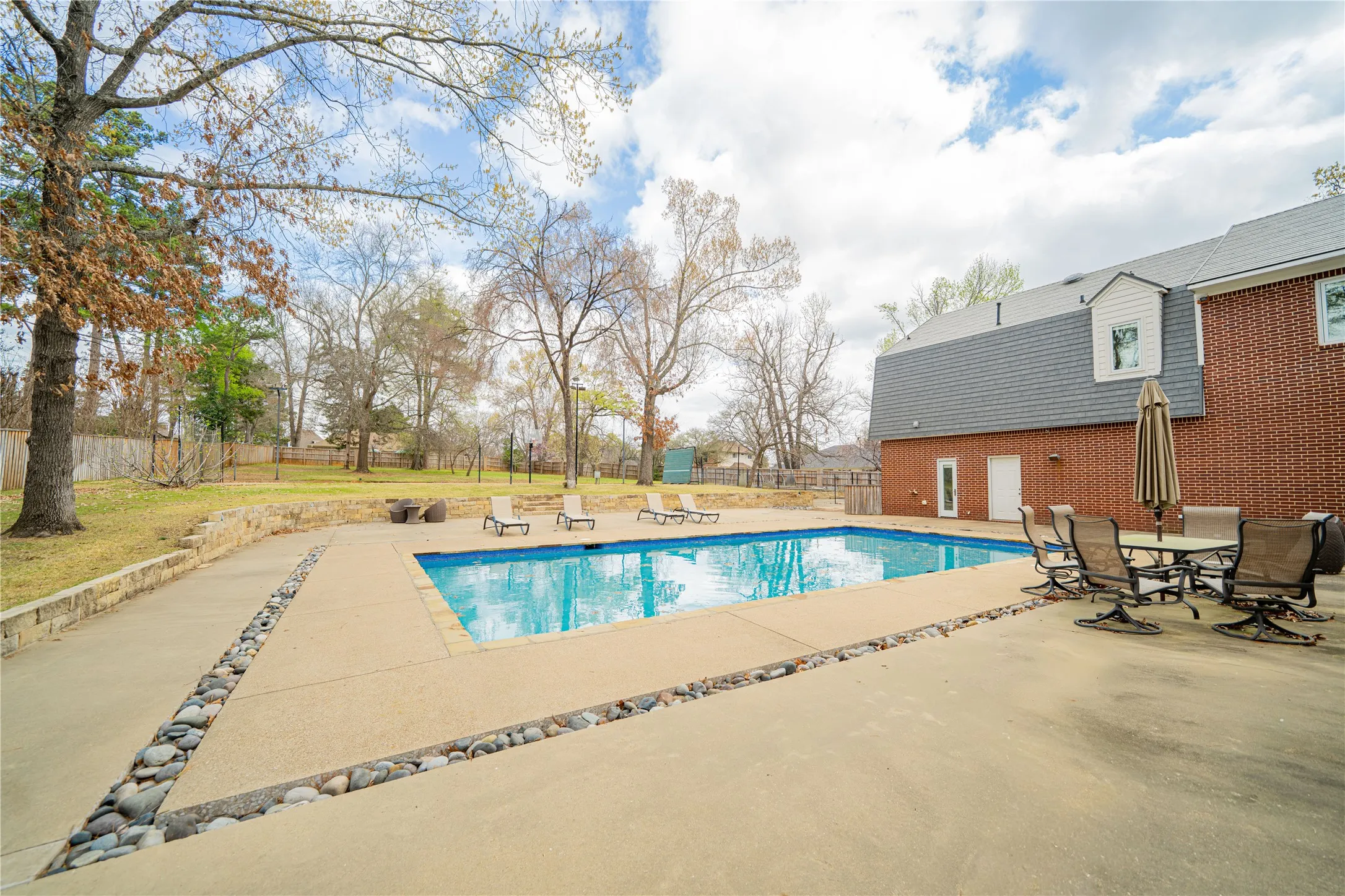 Single Family Residence For Sale in Gregg County , 3 Lakeside, Longview, Texas 75604, 5 Bedroom, 6 Bathroom, 3 Garage spaces, 5,550 Sqft, built in 1995, Price $799,000, mls#21281460, Real Estate Agent in Longview, Homes For Sale in Gregg county, Homes For Sale in Longview, Realtor in Longview Texas, Real Estate Brokerage Independent Realty Texas, Luminita Cordes Realtor