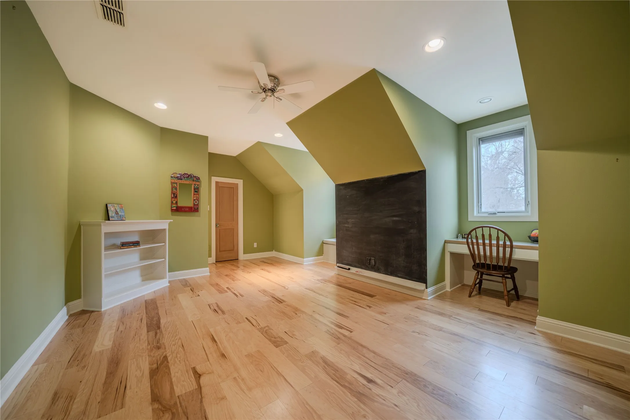 Single Family Residence For Sale in Gregg County , 3 Lakeside, Longview, Texas 75604, 5 Bedroom, 6 Bathroom, 3 Garage spaces, 5,550 Sqft, built in 1995, Price $799,000, mls#21281460, Real Estate Agent in Longview, Homes For Sale in Gregg county, Homes For Sale in Longview, Realtor in Longview Texas, Real Estate Brokerage Independent Realty Texas, Luminita Cordes Realtor