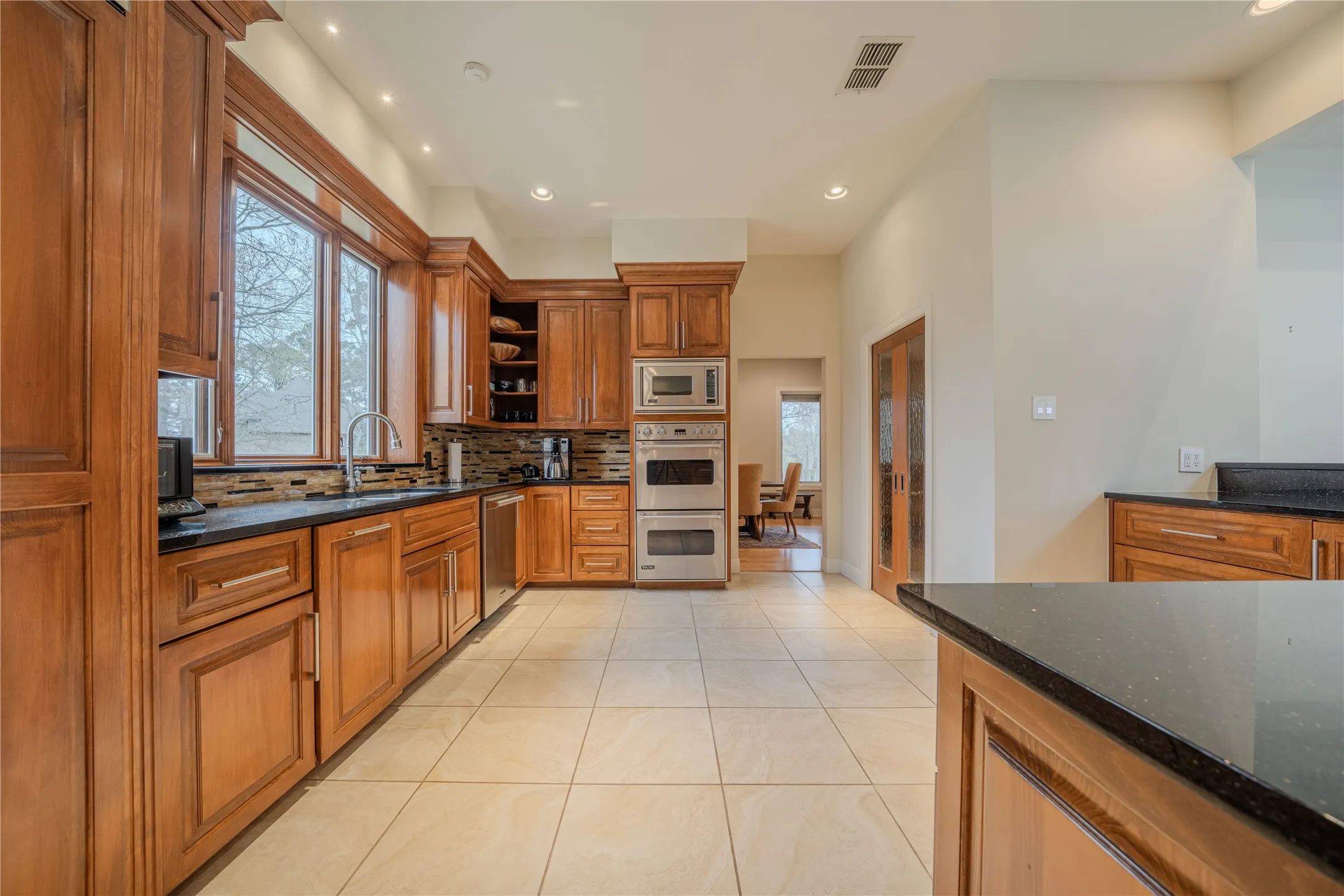 Single Family Residence For Sale in Gregg County , 3 Lakeside, Longview, Texas 75604, 5 Bedroom, 6 Bathroom, 3 Garage spaces, 5,550 Sqft, built in 1995, Price $799,000, mls#21281460, Real Estate Agent in Longview, Homes For Sale in Gregg county, Homes For Sale in Longview, Realtor in Longview Texas, Real Estate Brokerage Independent Realty Texas, Luminita Cordes Realtor