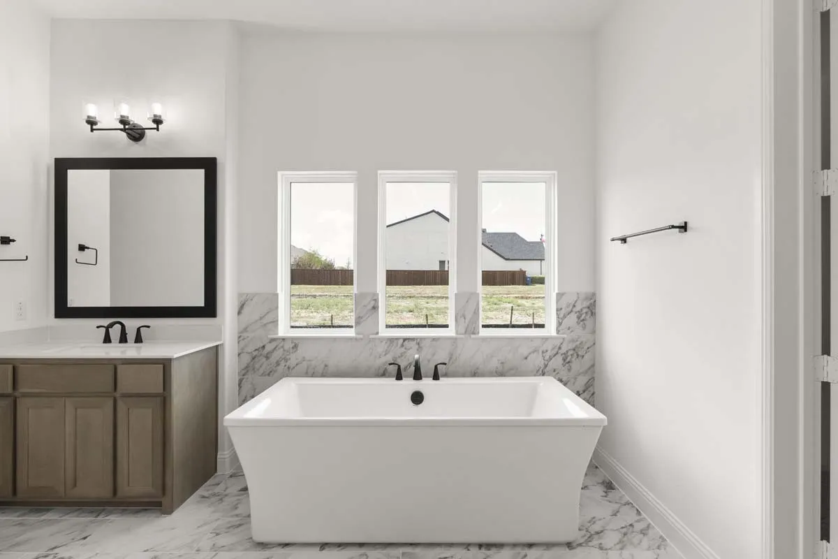 11-2021-euclid-drive-rockwall-tx-primary-bath-tub