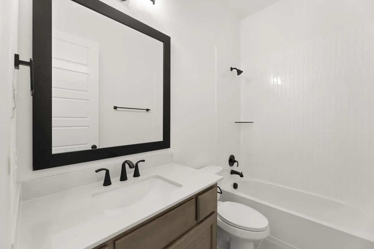 14-2021-euclid-drive-rockwall-tx-secondary-bathroom